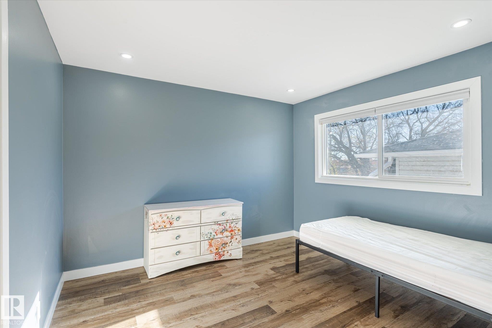 












12707 92 Street

,
Edmonton,




AB
T5E 3R3

