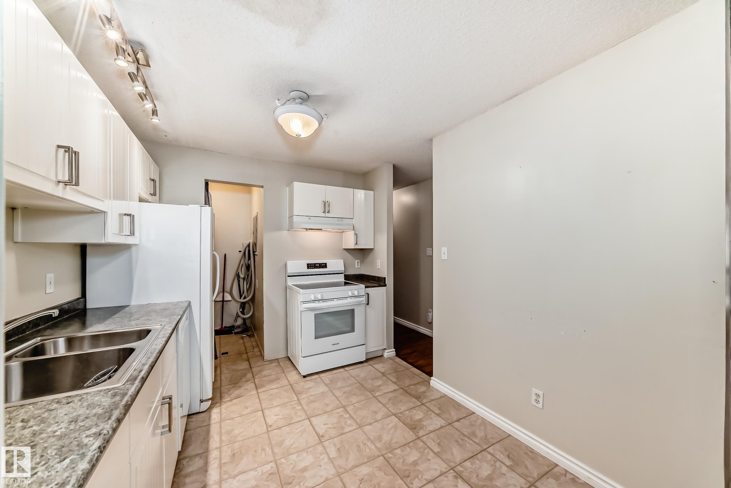 












1126 SADDLEBACK Road

,
Edmonton,




AB
T6J 4Z4

