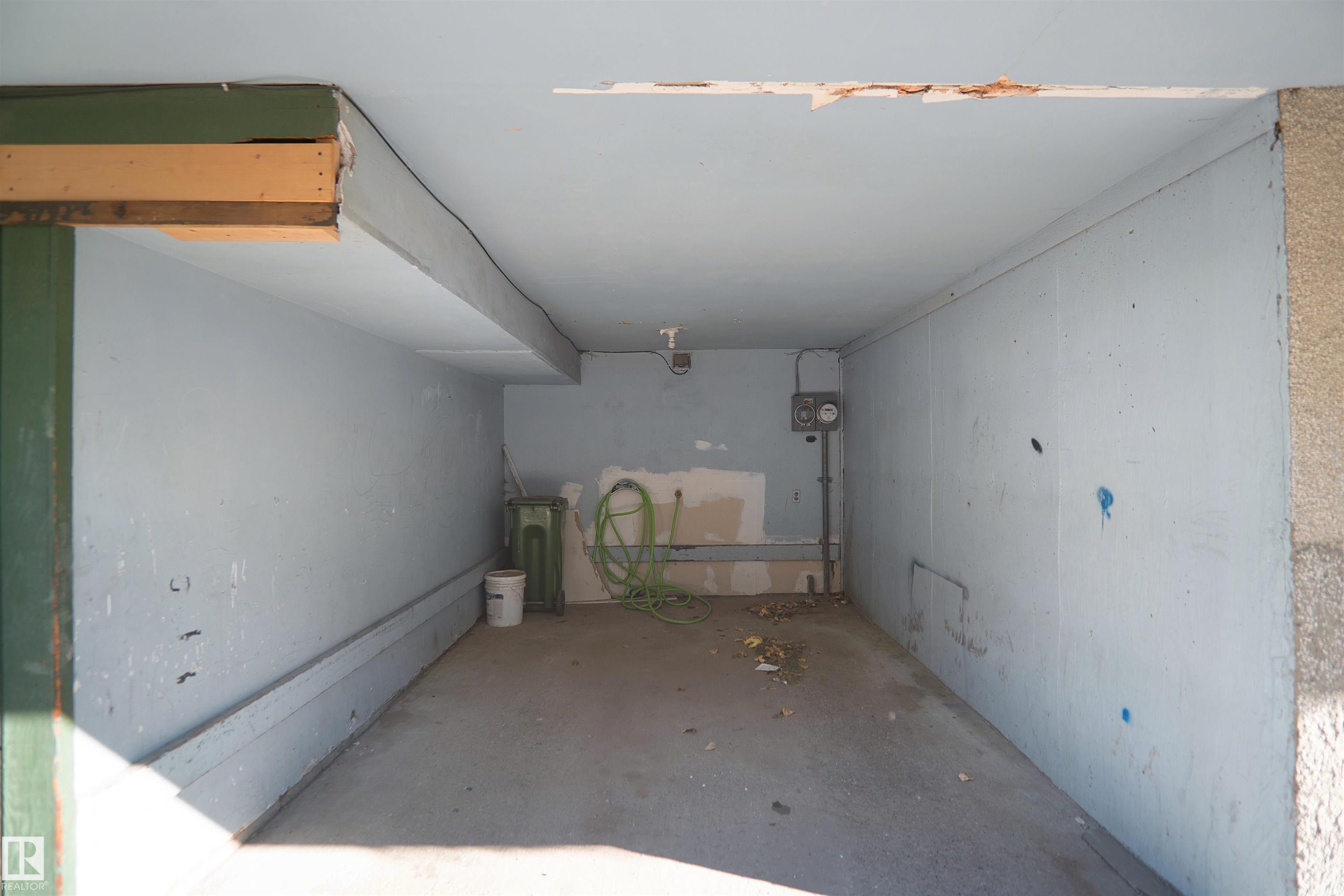 












887 ABBOTTSFIELD Road

,
Edmonton,




AB
T5W 4R4

