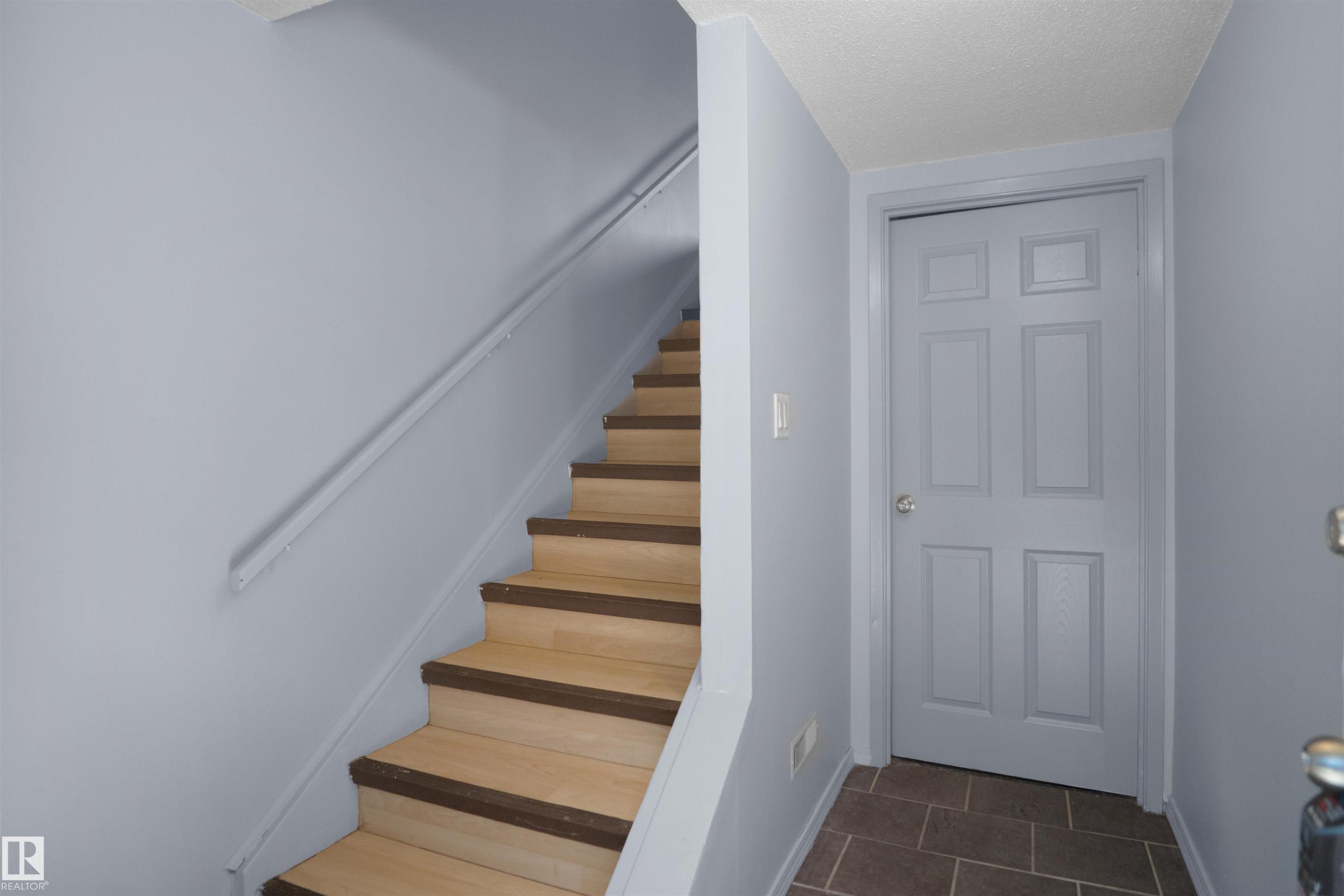 












887 ABBOTTSFIELD Road

,
Edmonton,




AB
T5W 4R4

