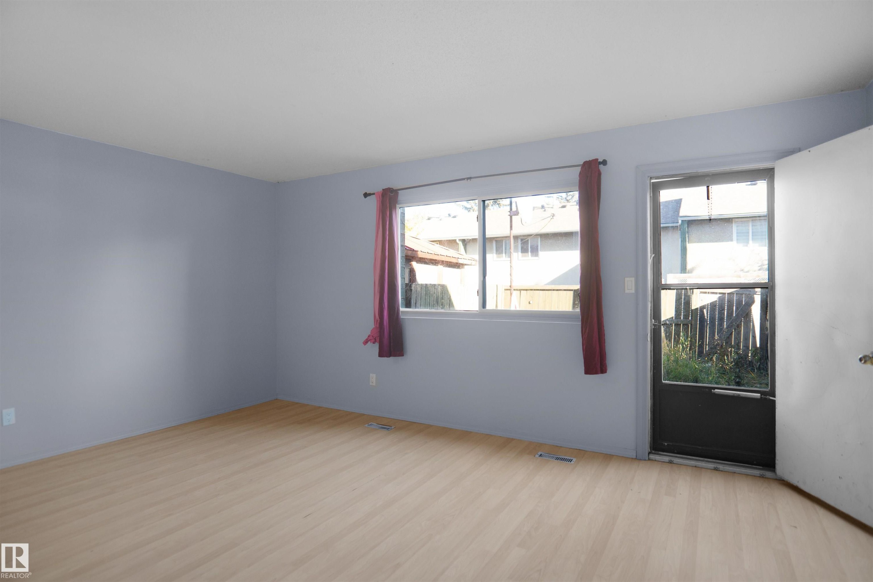 












887 ABBOTTSFIELD Road

,
Edmonton,




AB
T5W 4R4

