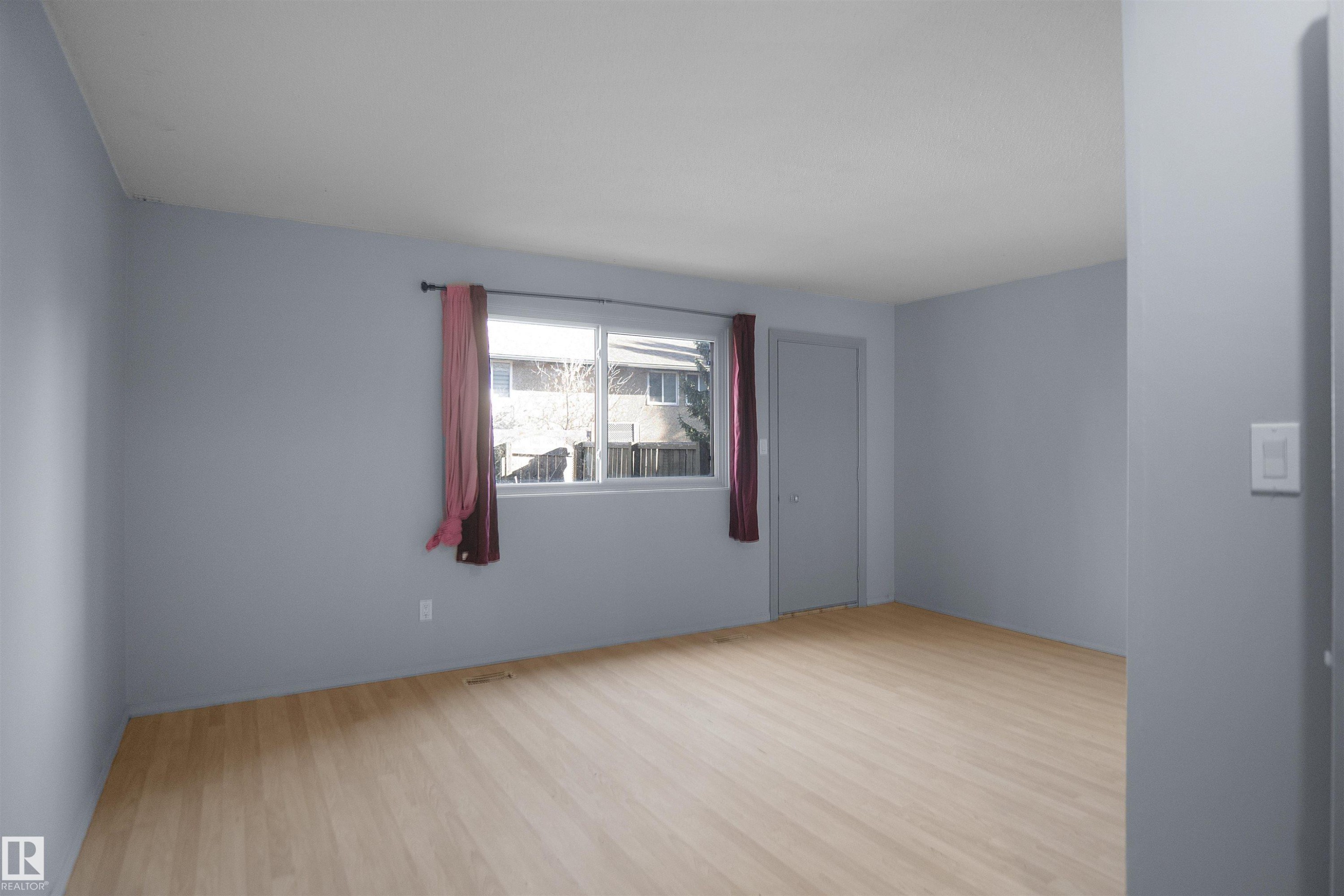 












887 ABBOTTSFIELD Road

,
Edmonton,




AB
T5W 4R4

