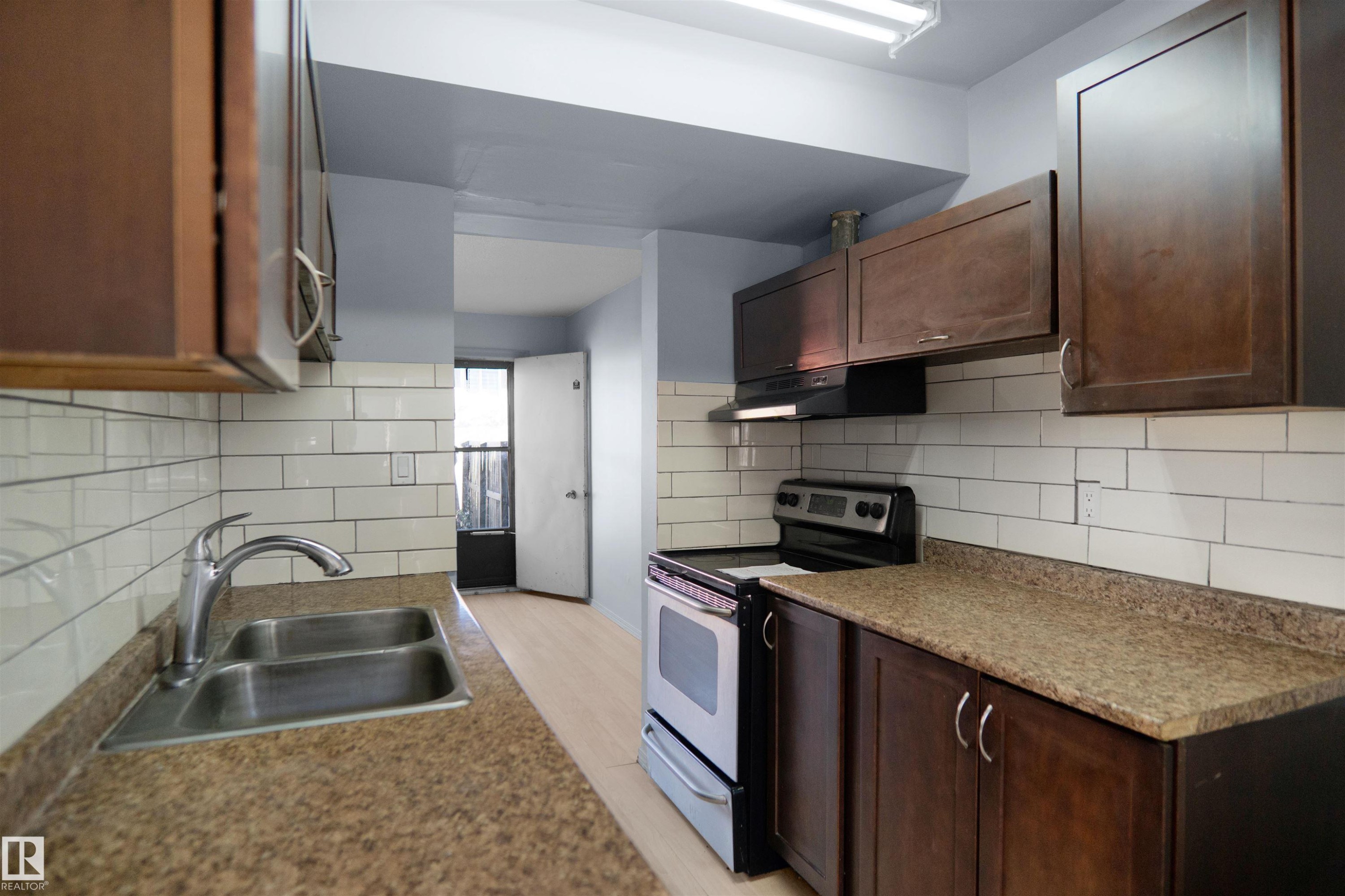 












887 ABBOTTSFIELD Road

,
Edmonton,




AB
T5W 4R4

