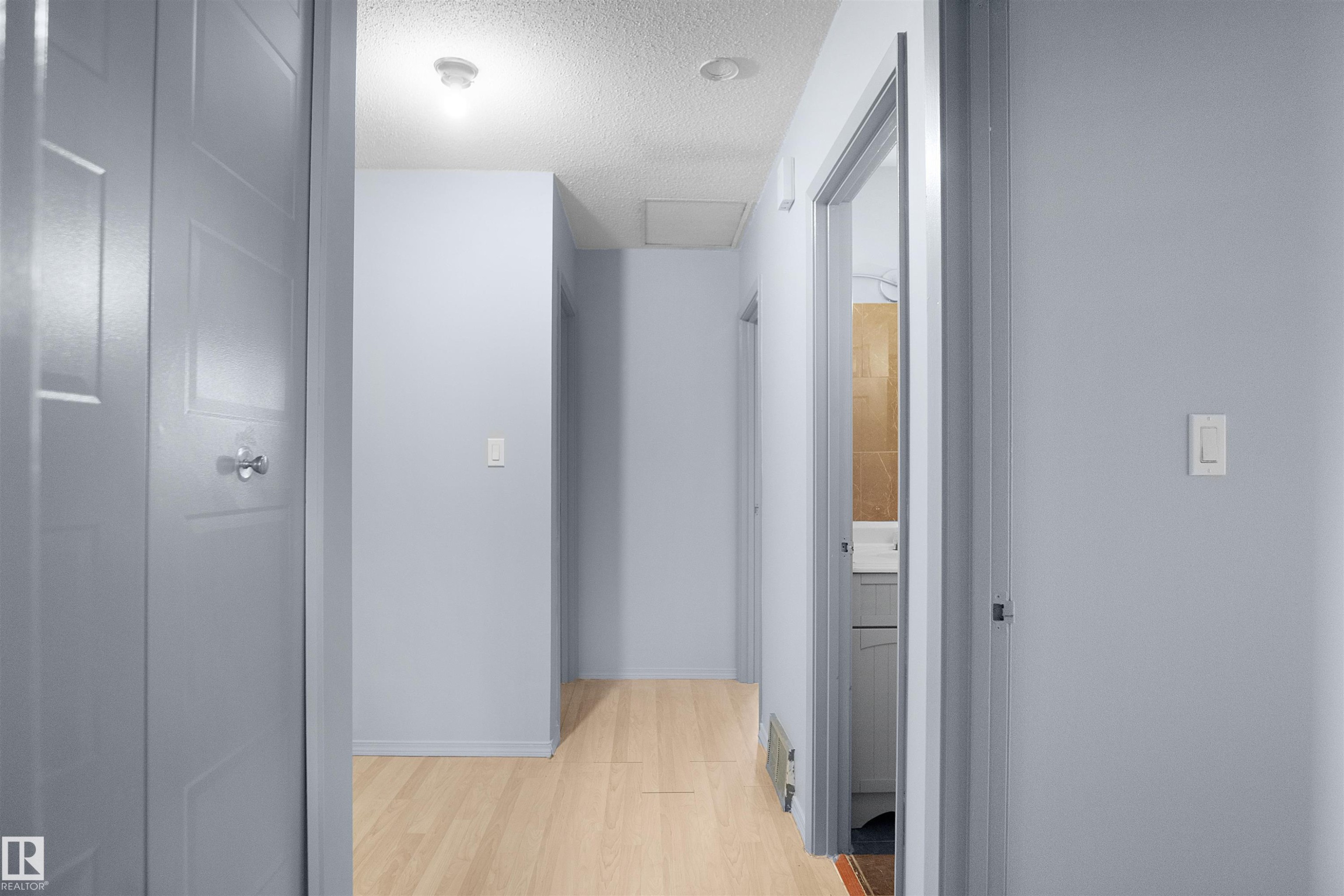 












887 ABBOTTSFIELD Road

,
Edmonton,




AB
T5W 4R4

