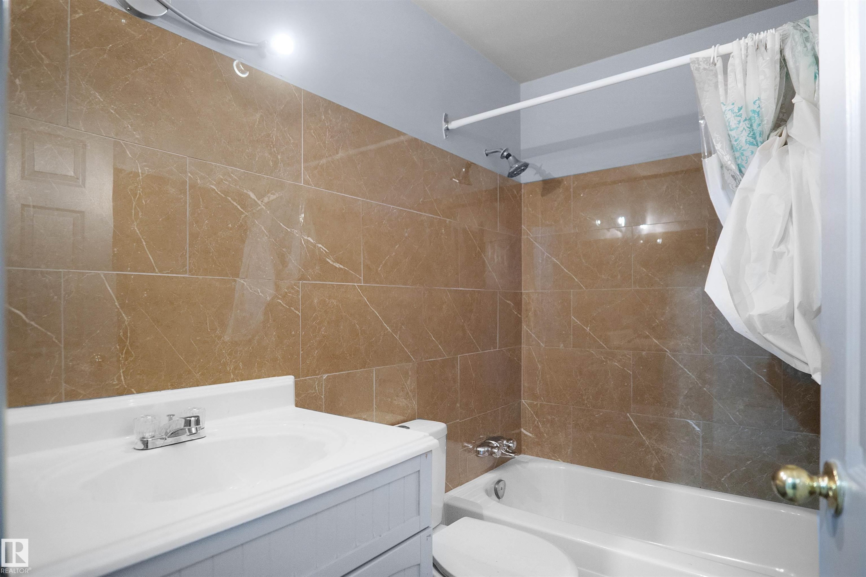 












887 ABBOTTSFIELD Road

,
Edmonton,




AB
T5W 4R4

