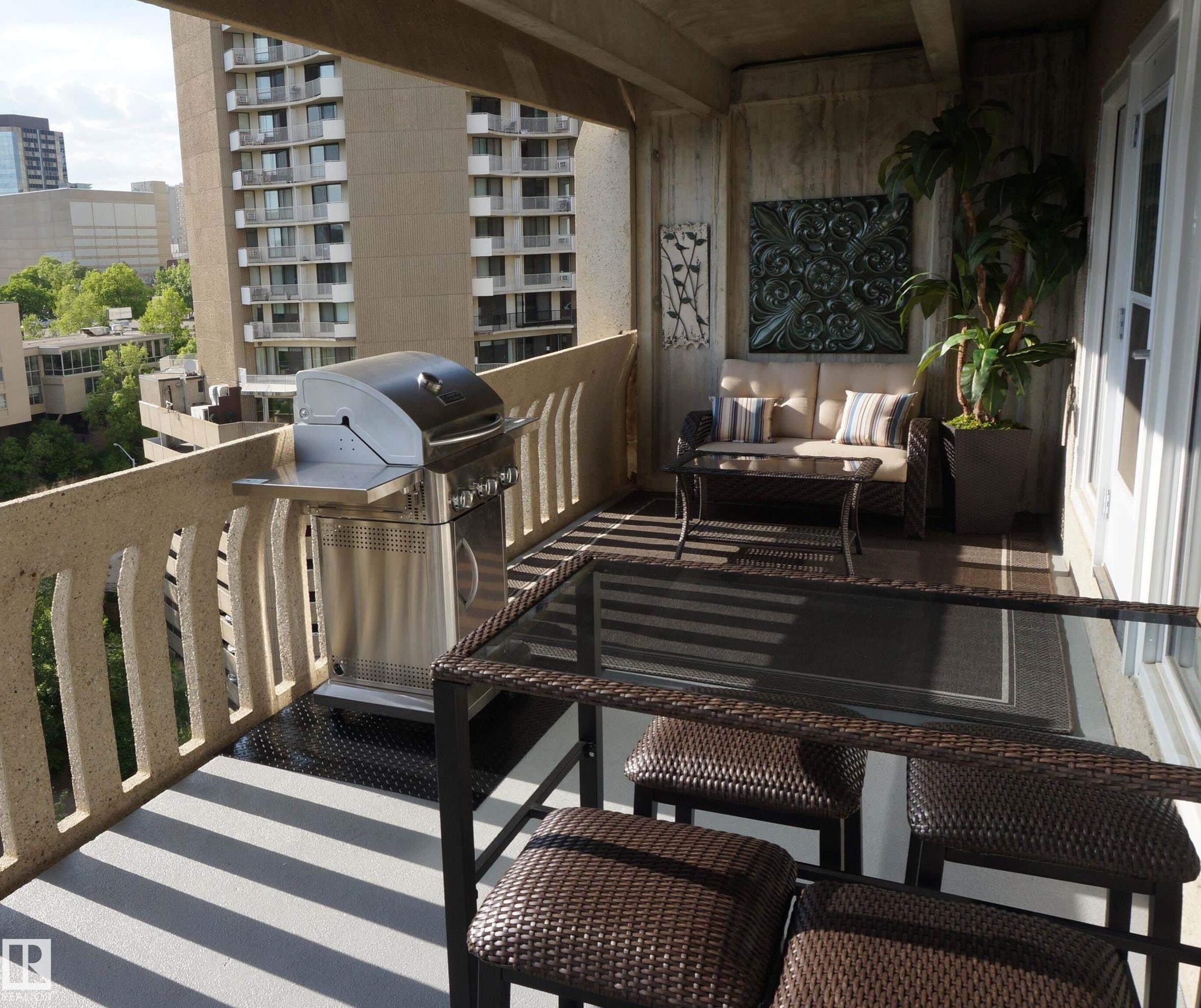 












1703 9918 101 Street

,
Edmonton,




AB
T5K 2L1

