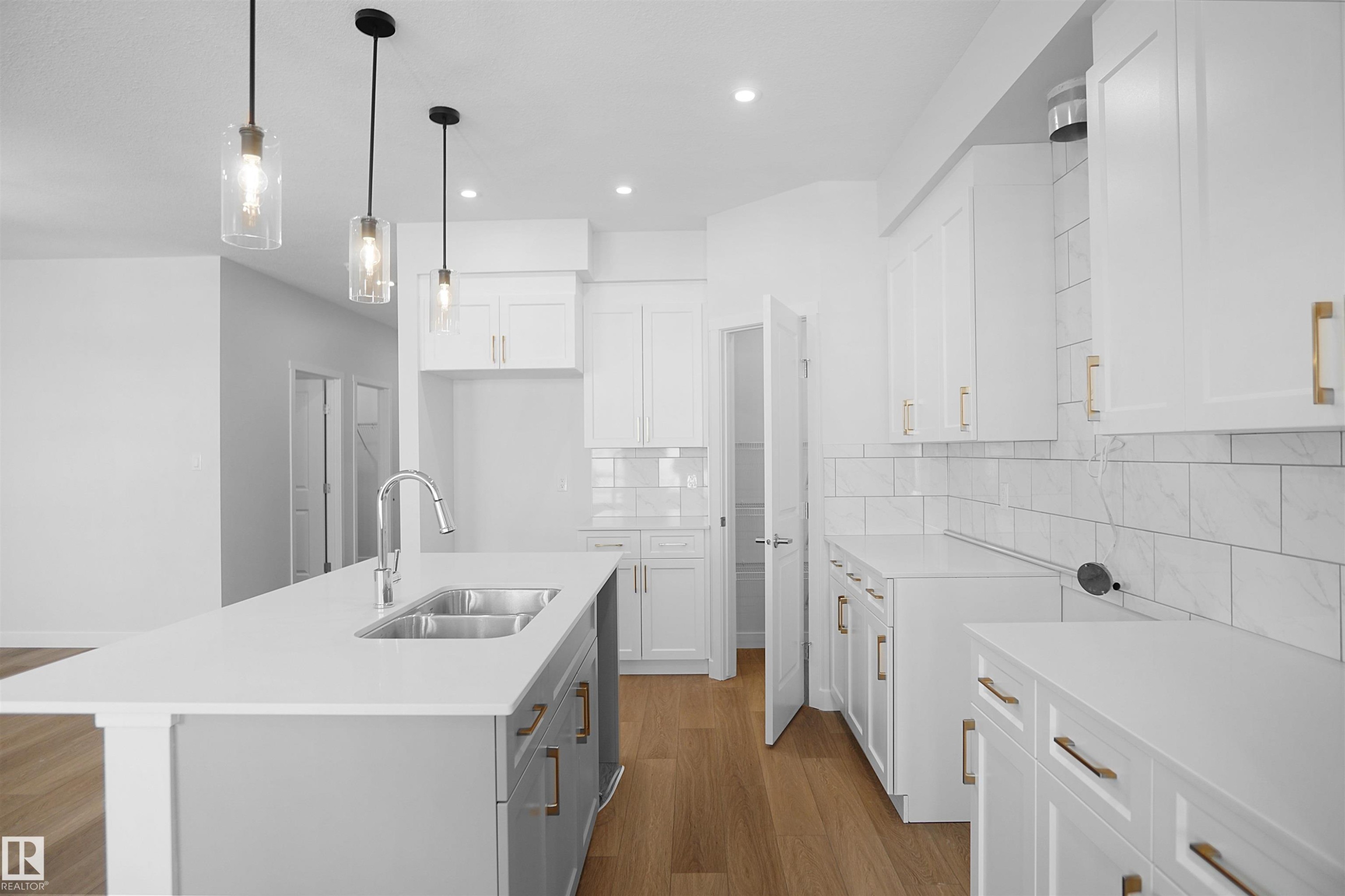 












17514 5A Street

,
Edmonton,




AB
T5Y 4E8

