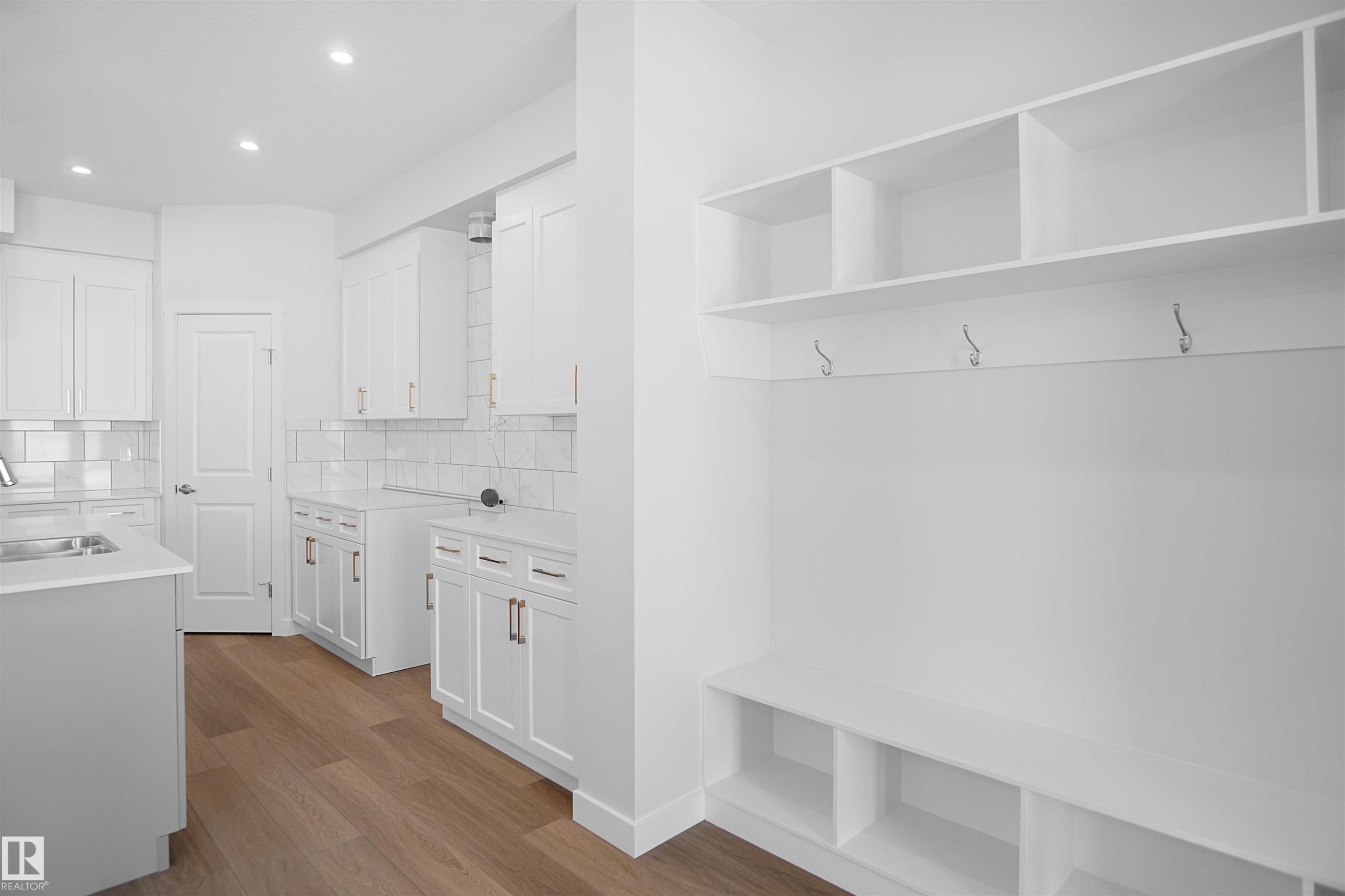 












17514 5A Street

,
Edmonton,




AB
T5Y 4E8

