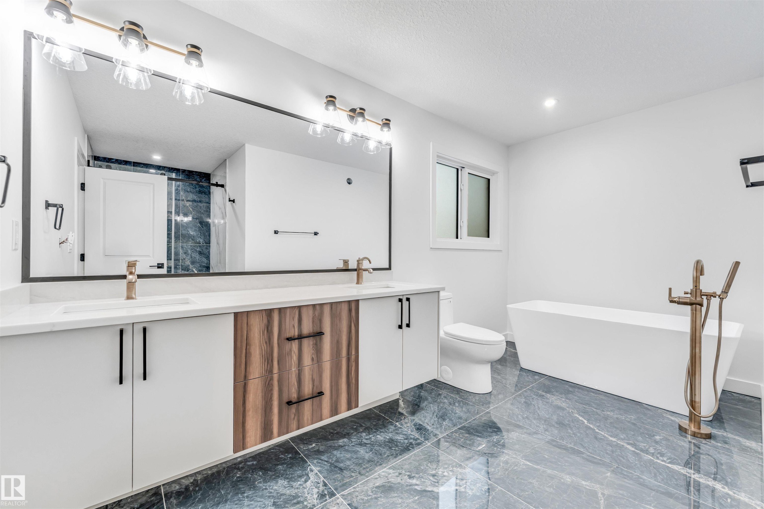 












136 Creekside Lane

,
Leduc,




AB
T9E 1T1

