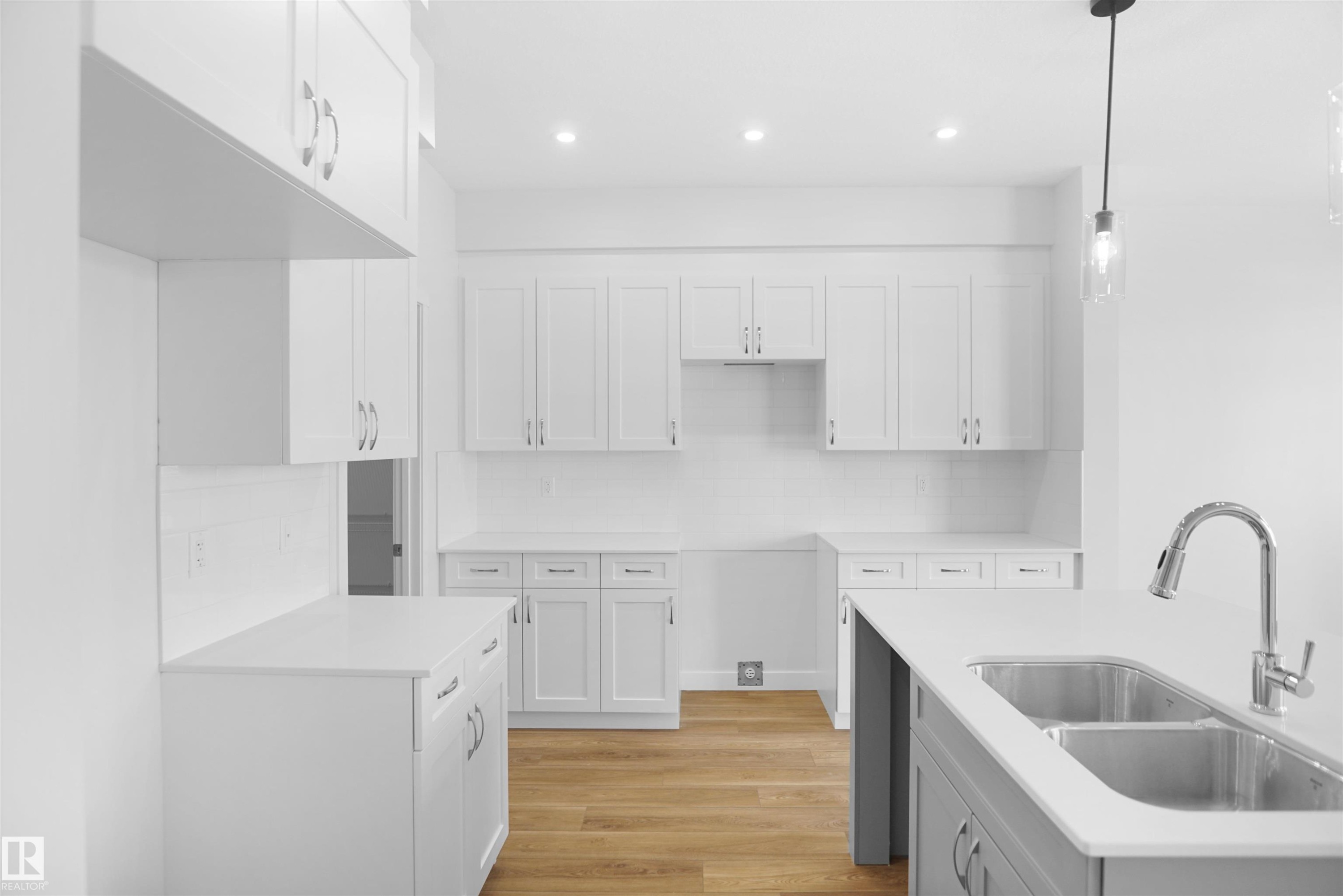 












17628 4 Street

,
Edmonton,




AB
T5Y 4E7

