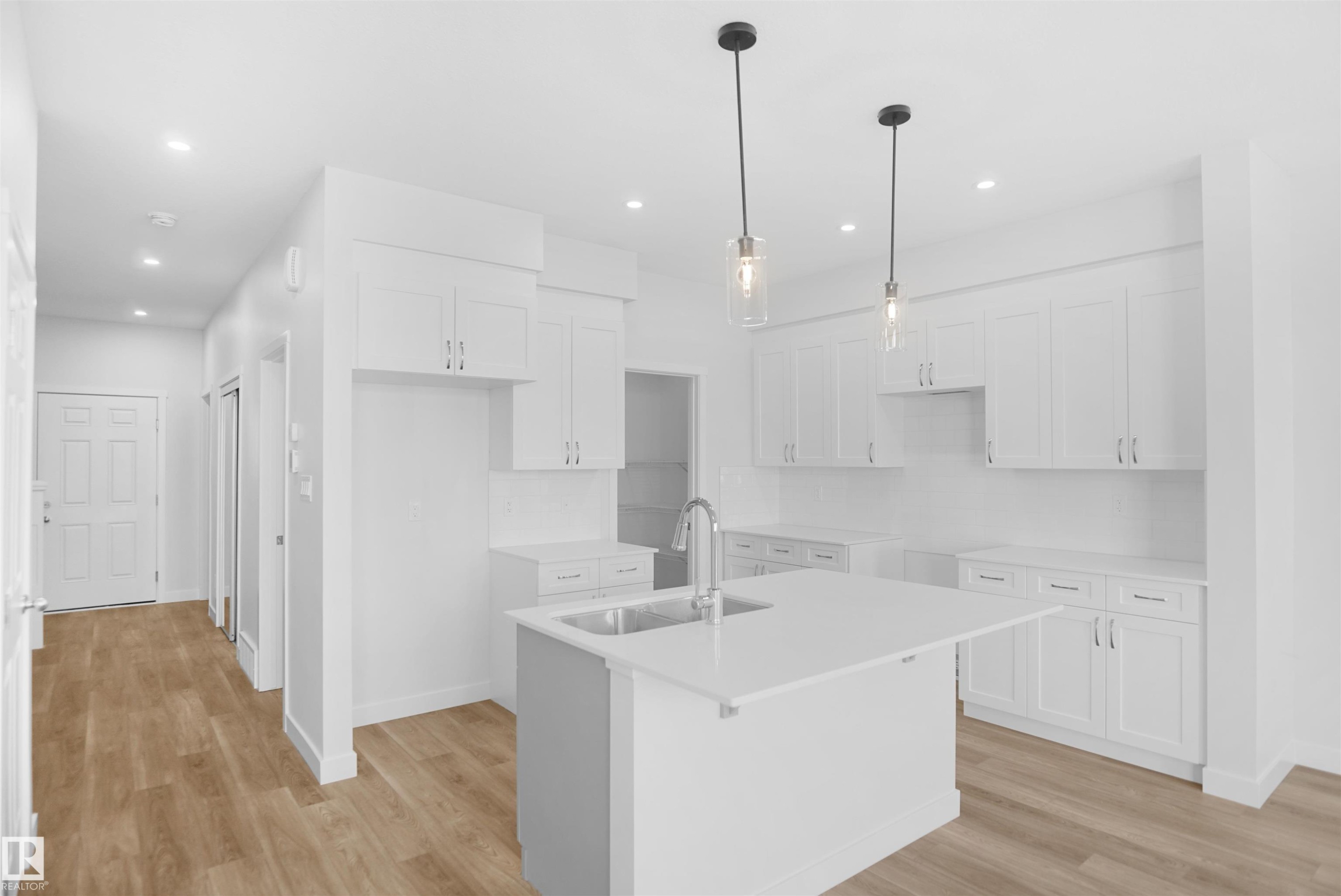 












17628 4 Street

,
Edmonton,




AB
T5Y 4E7

