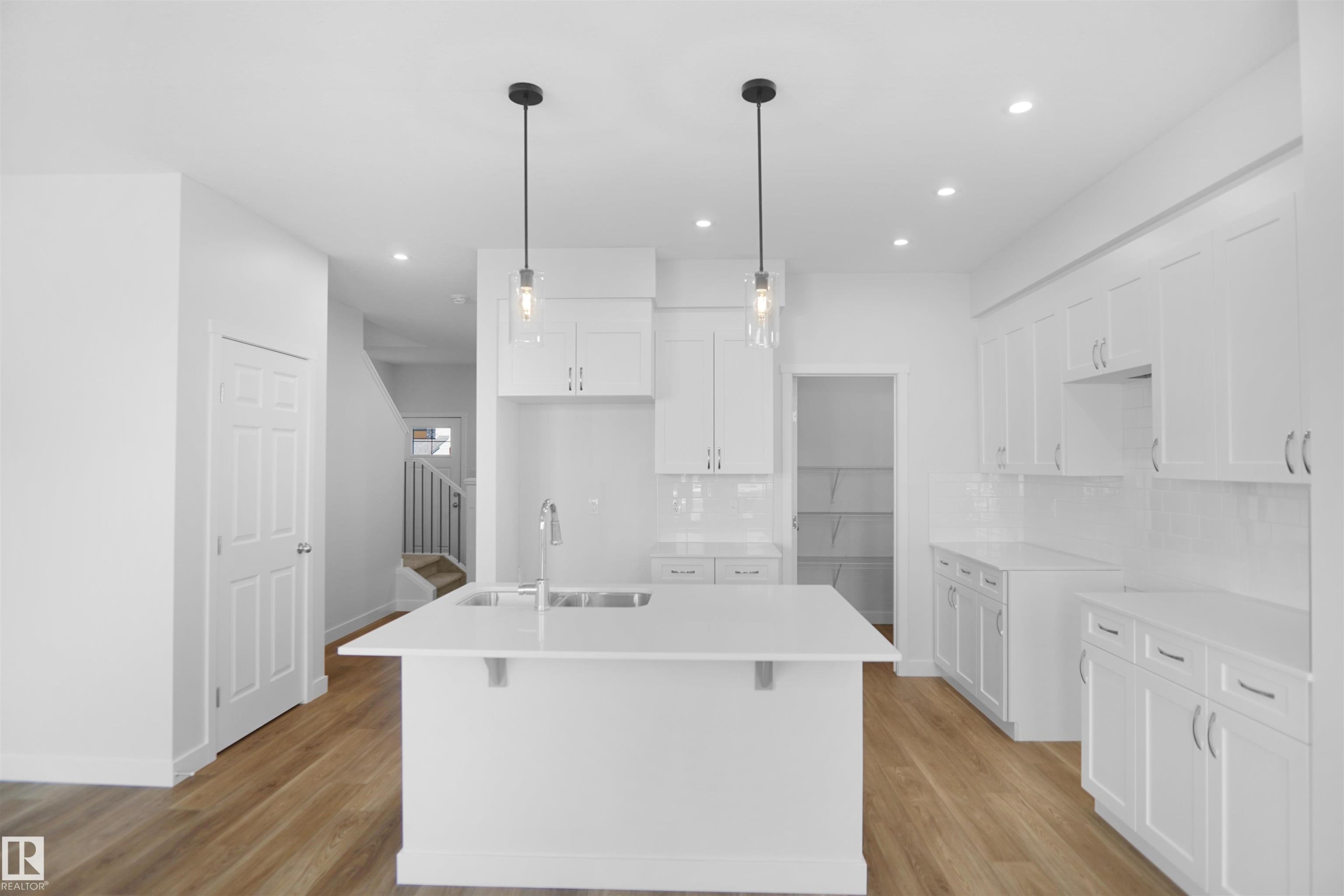 












17628 4 Street

,
Edmonton,




AB
T5Y 4E7

