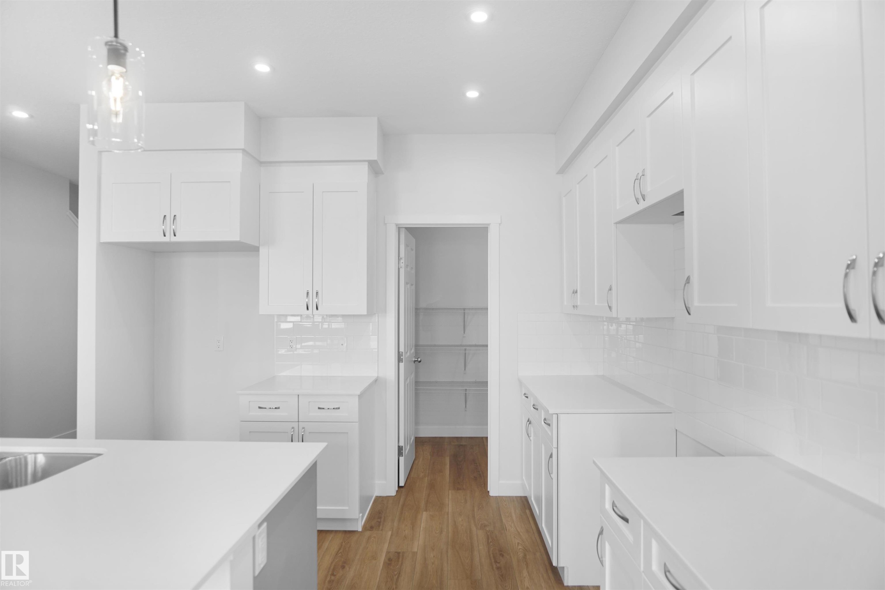 












17628 4 Street

,
Edmonton,




AB
T5Y 4E7

