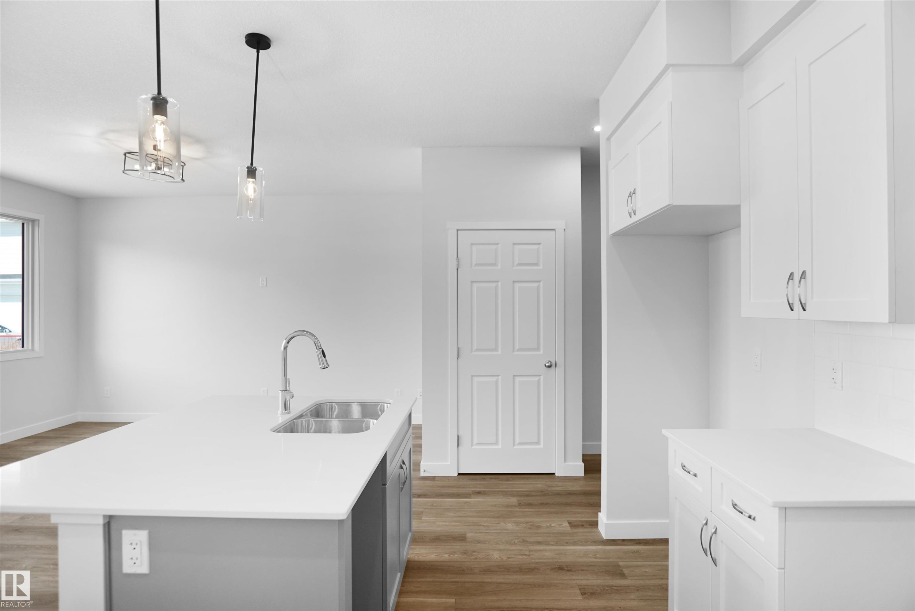 












17628 4 Street

,
Edmonton,




AB
T5Y 4E7

