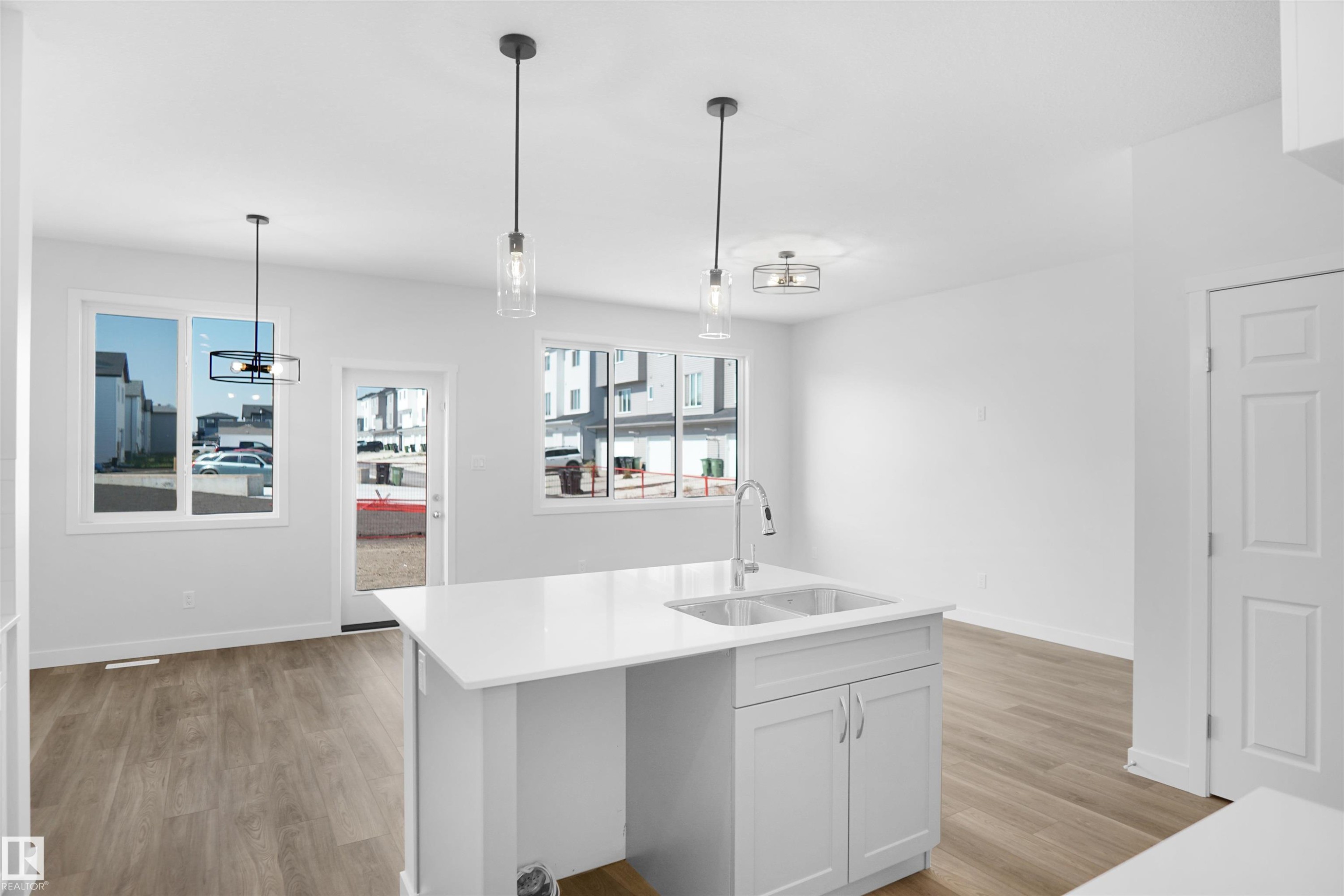 












17628 4 Street

,
Edmonton,




AB
T5Y 4E7

