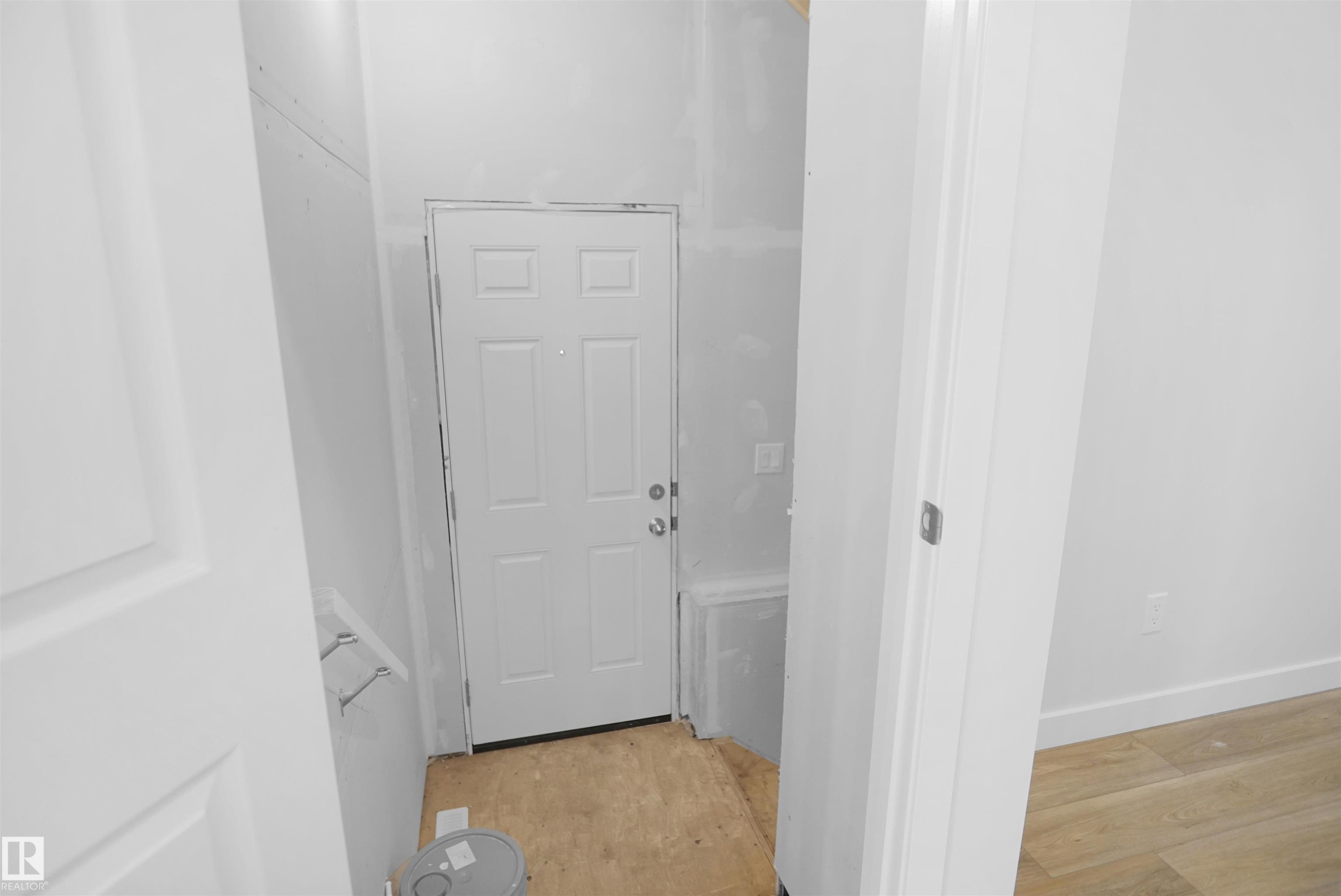 












17628 4 Street

,
Edmonton,




AB
T5Y 4E7

