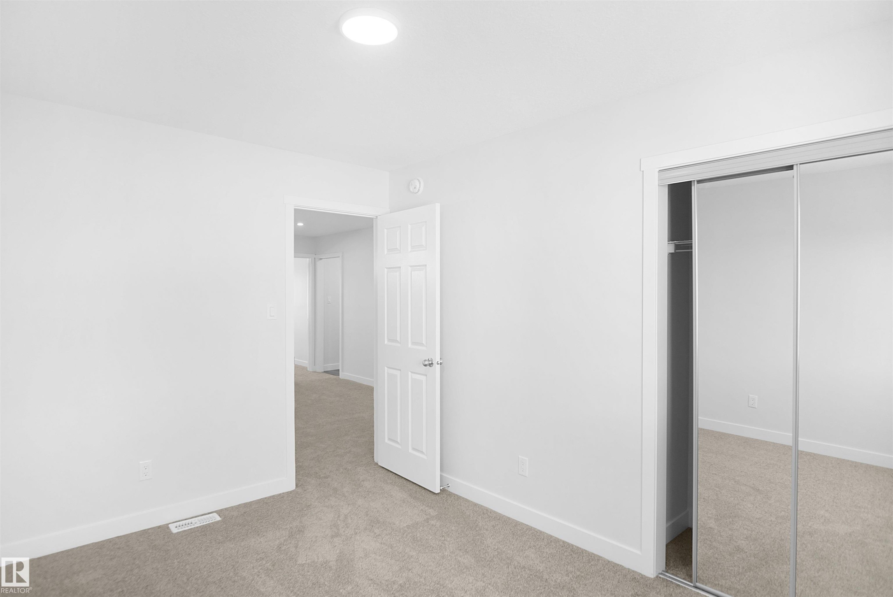 












17628 4 Street

,
Edmonton,




AB
T5Y 4E7

