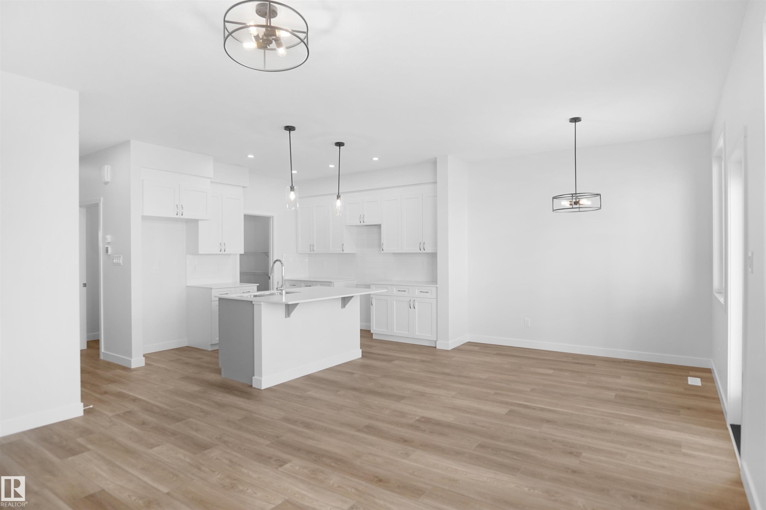 












17628 4 Street

,
Edmonton,




AB
T5Y 4E7

