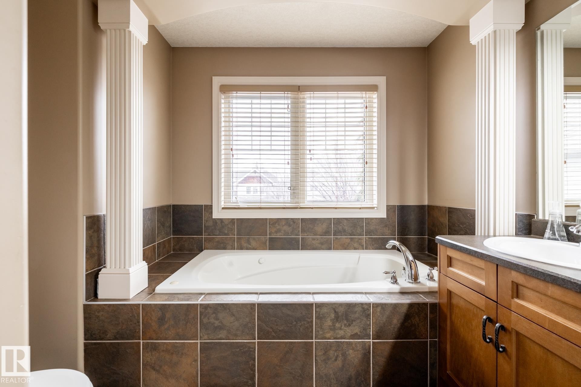 












4815 209 Street

,
Edmonton,




AB
T6M 3A4

