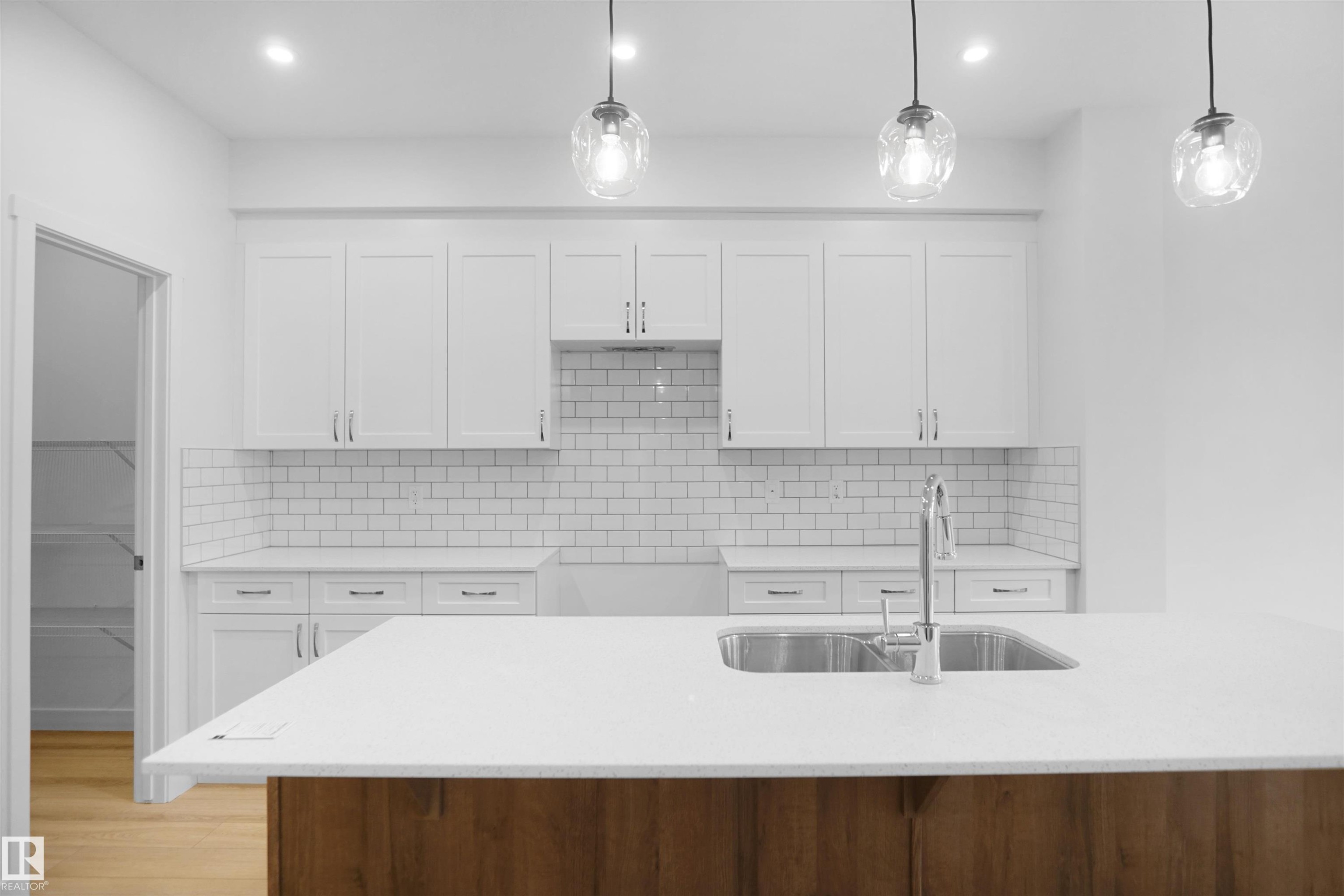












3412 122 Street

,
Edmonton,




AB
T6W 4S9

