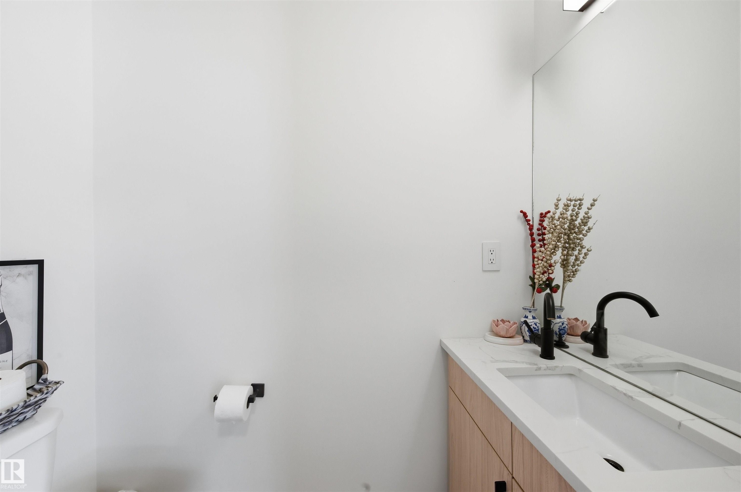 












3 12204 121 Avenue

,
Edmonton,




AB
T5L 3C3

