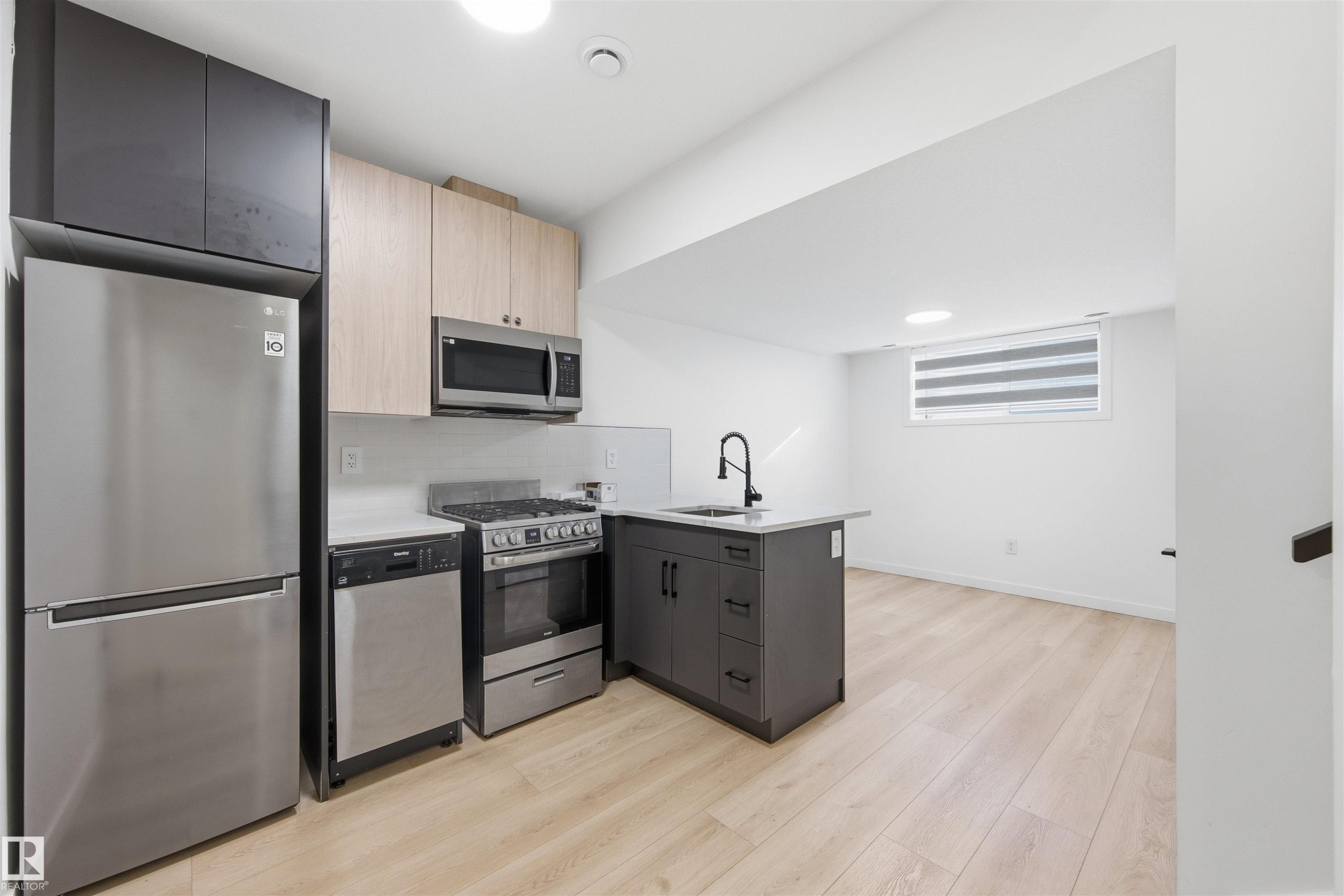 












3 12204 121 Avenue

,
Edmonton,




AB
T5L 3C3

