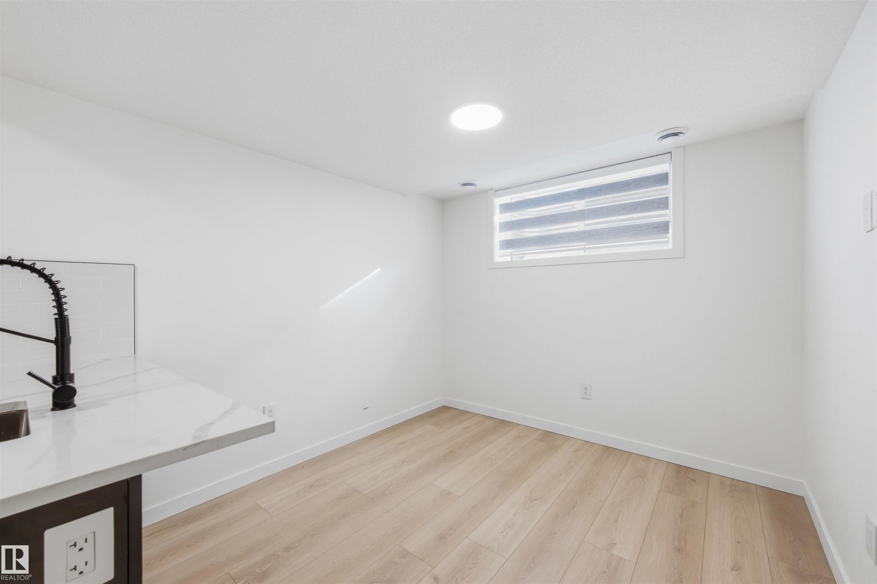 












3 12204 121 Avenue

,
Edmonton,




AB
T5L 3C3

