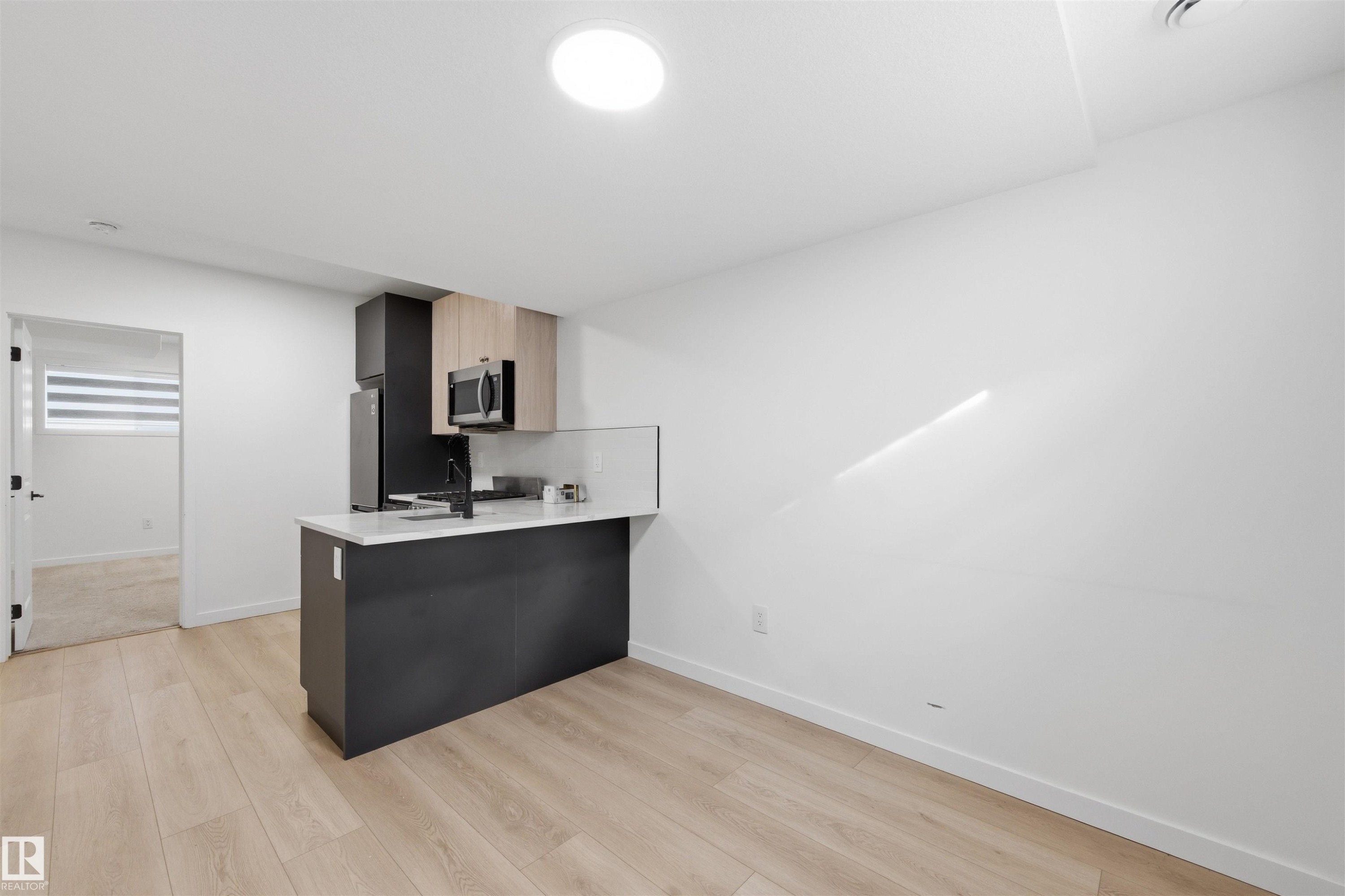 












3 12204 121 Avenue

,
Edmonton,




AB
T5L 3C3

