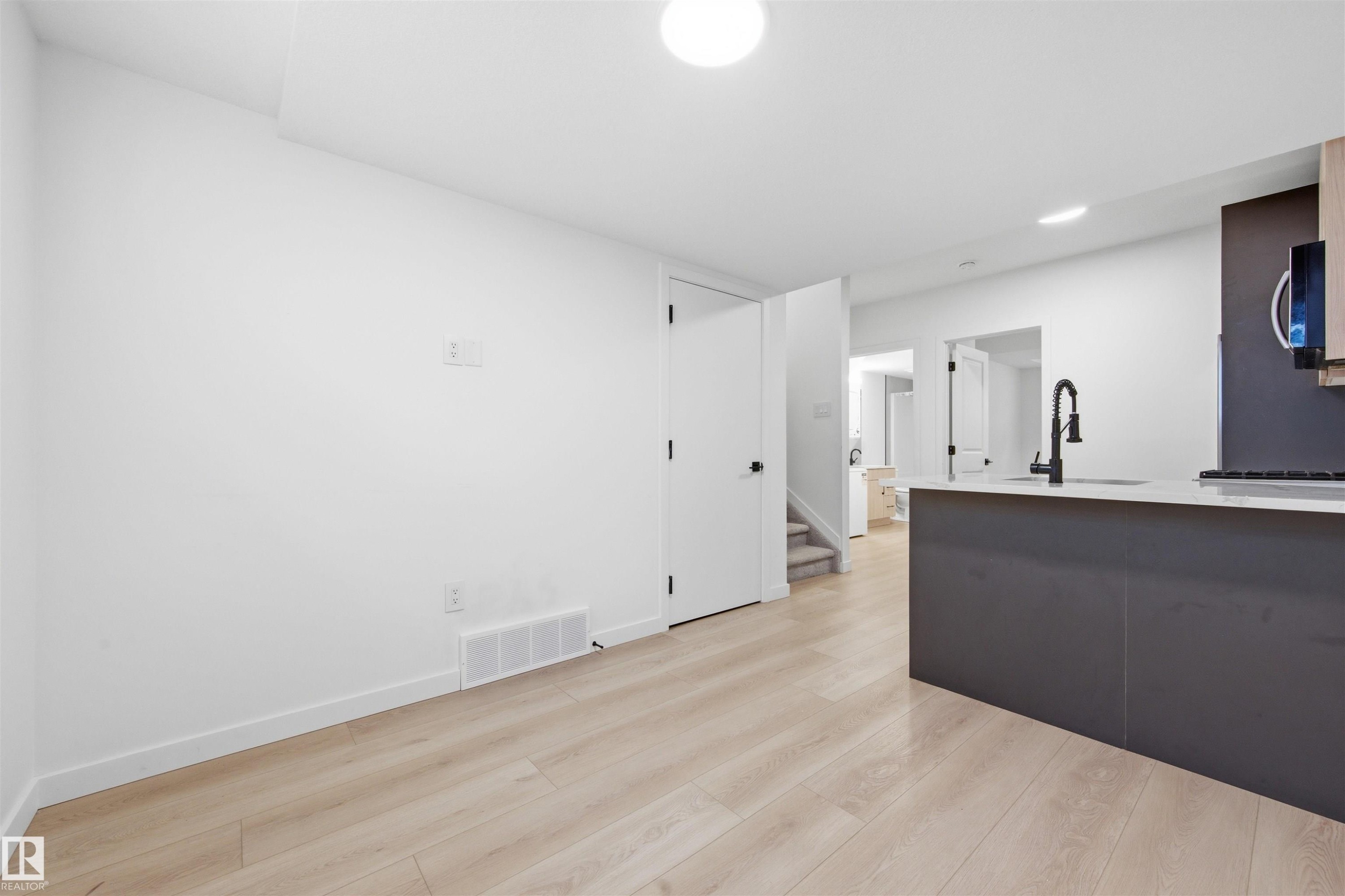 












3 12204 121 Avenue

,
Edmonton,




AB
T5L 3C3

