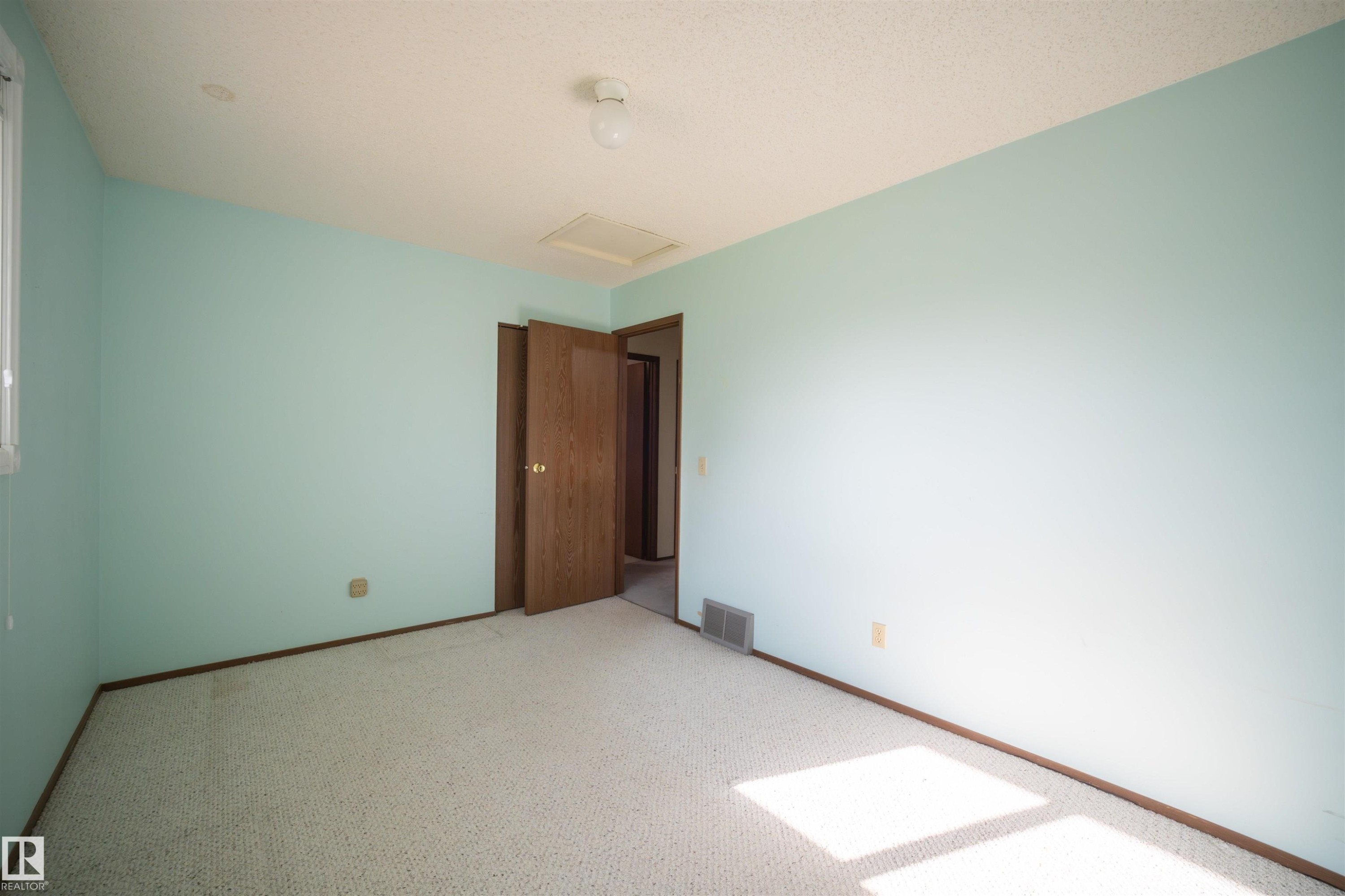 












4724 38B Avenue NW

,
Edmonton,




AB
T6L 5B9

