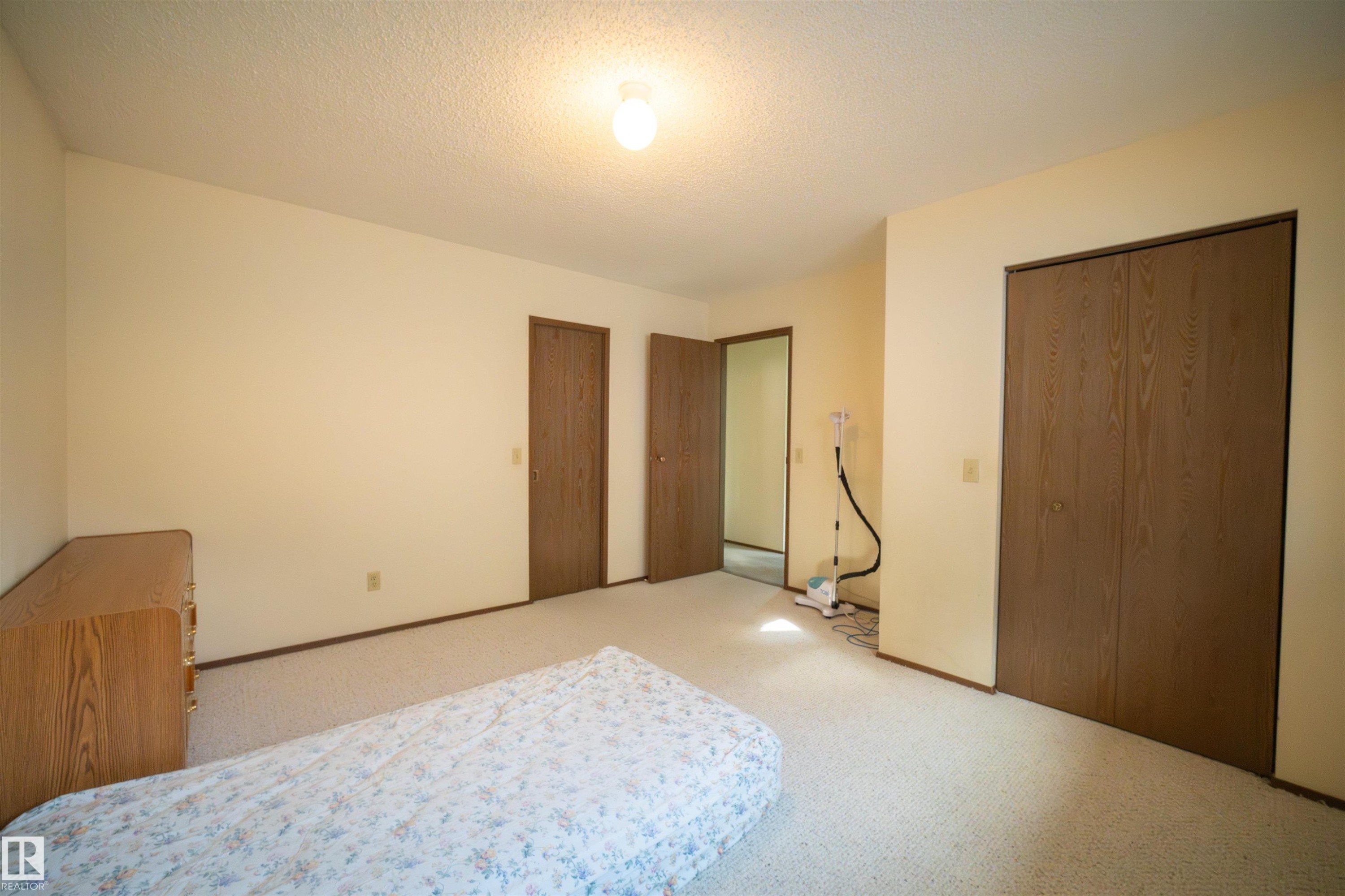 












4724 38B Avenue NW

,
Edmonton,




AB
T6L 5B9

