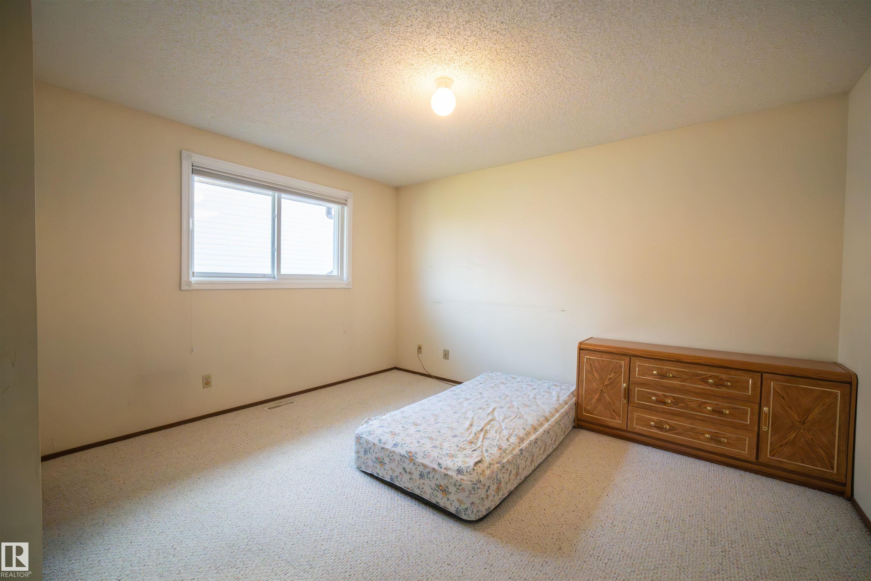 












4724 38B Avenue NW

,
Edmonton,




AB
T6L 5B9

