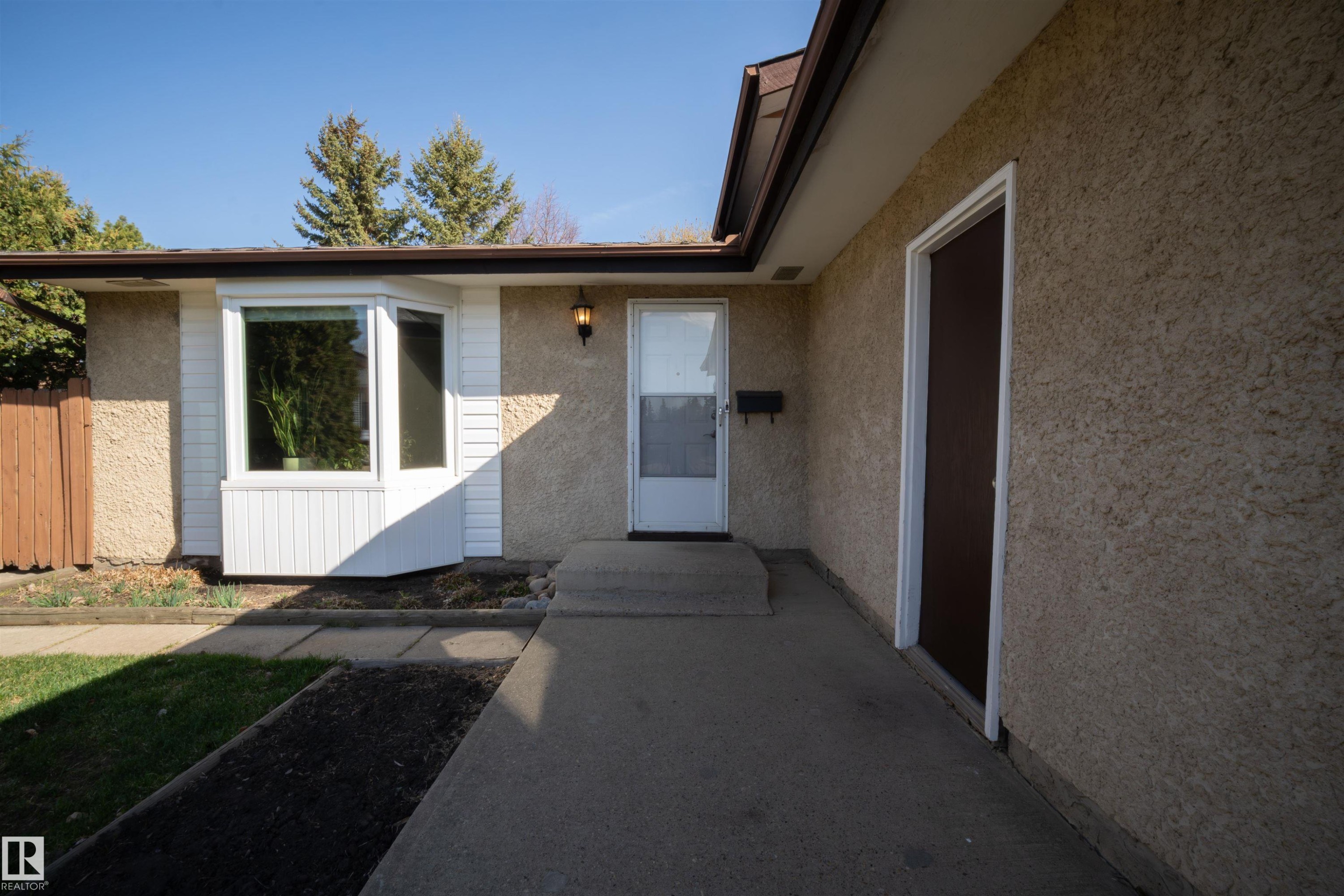 












4724 38B Avenue NW

,
Edmonton,




AB
T6L 5B9

