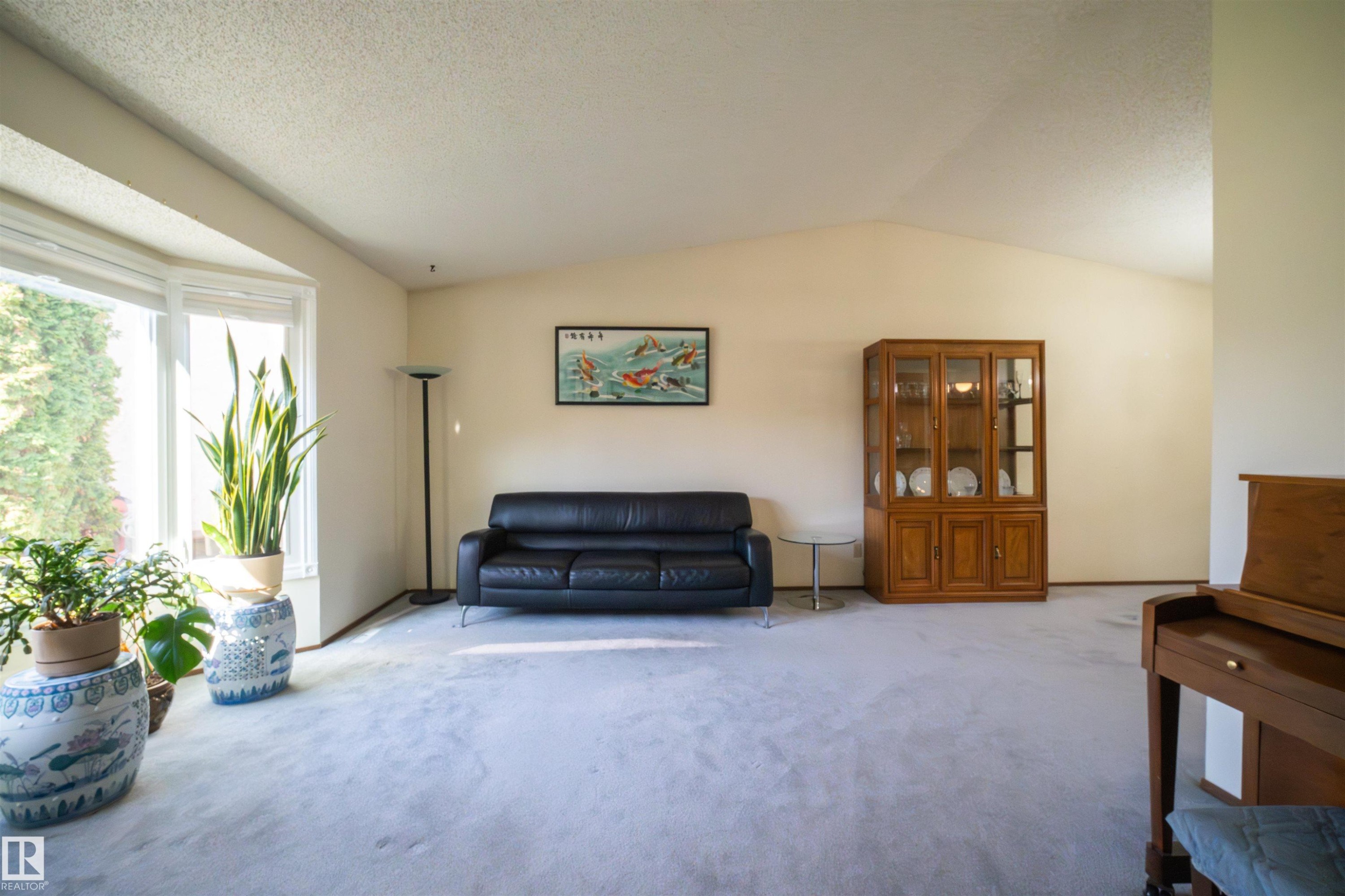 












4724 38B Avenue NW

,
Edmonton,




AB
T6L 5B9

