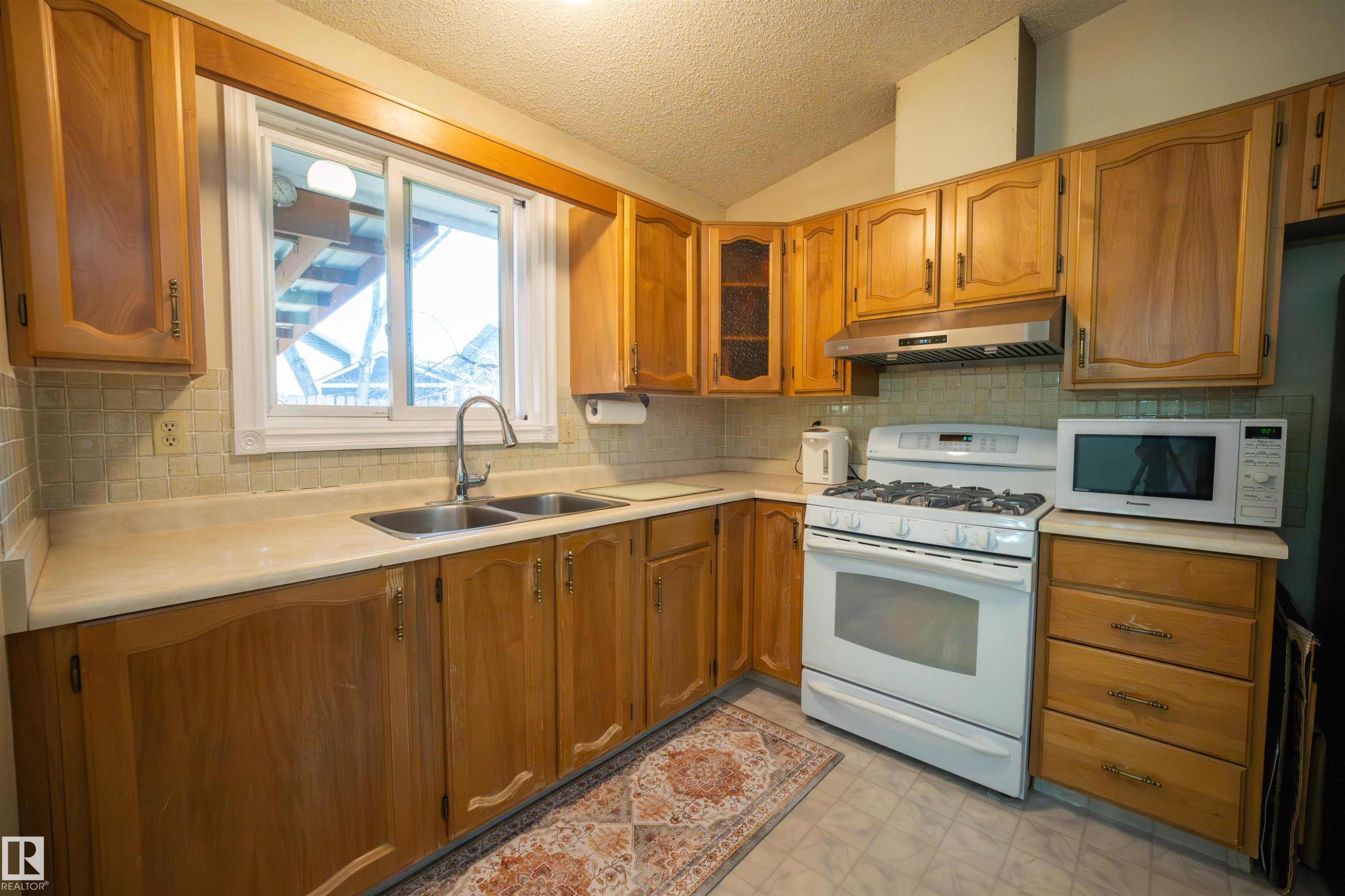 












4724 38B Avenue NW

,
Edmonton,




AB
T6L 5B9

