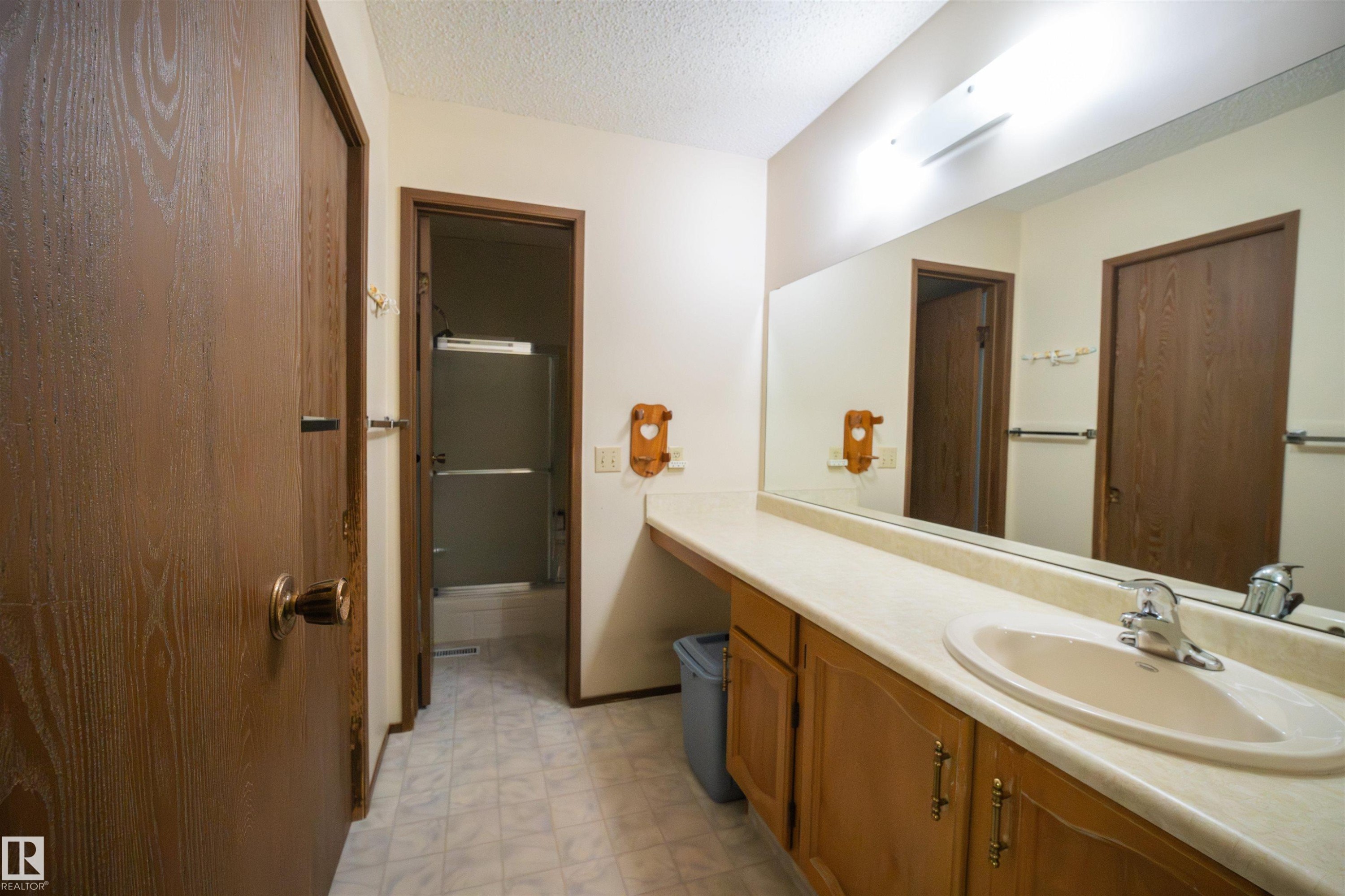 












4724 38B Avenue NW

,
Edmonton,




AB
T6L 5B9

