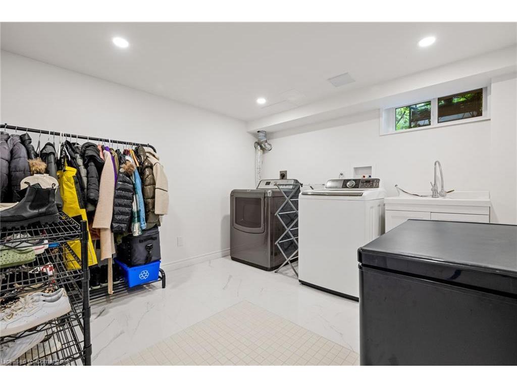 









2227


Deyncourt

Drive,
Burlington,




ON
L7R 1W2

