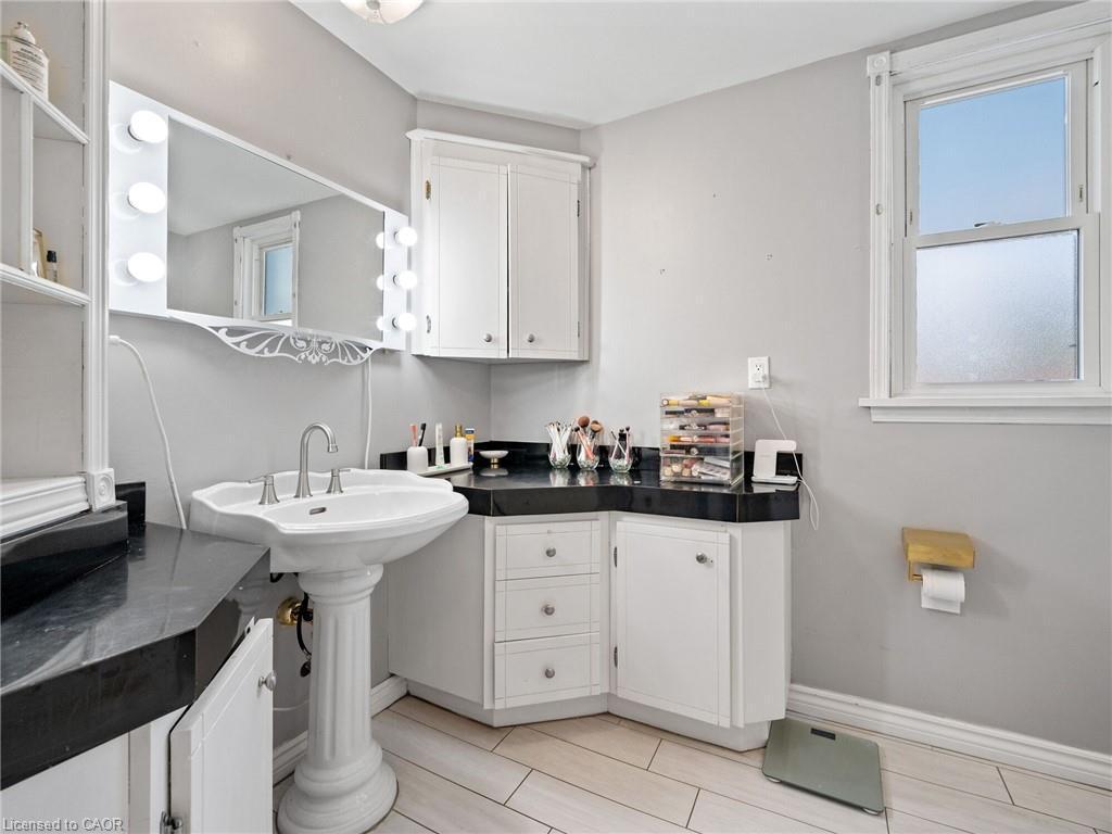 









124


Eastbourne

Avenue,
Hamilton,




ON
L8M 2M8

