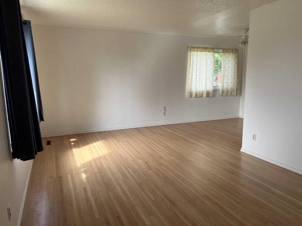 









4338


6

Avenue,
Edson,




AB
T7E 1B5

