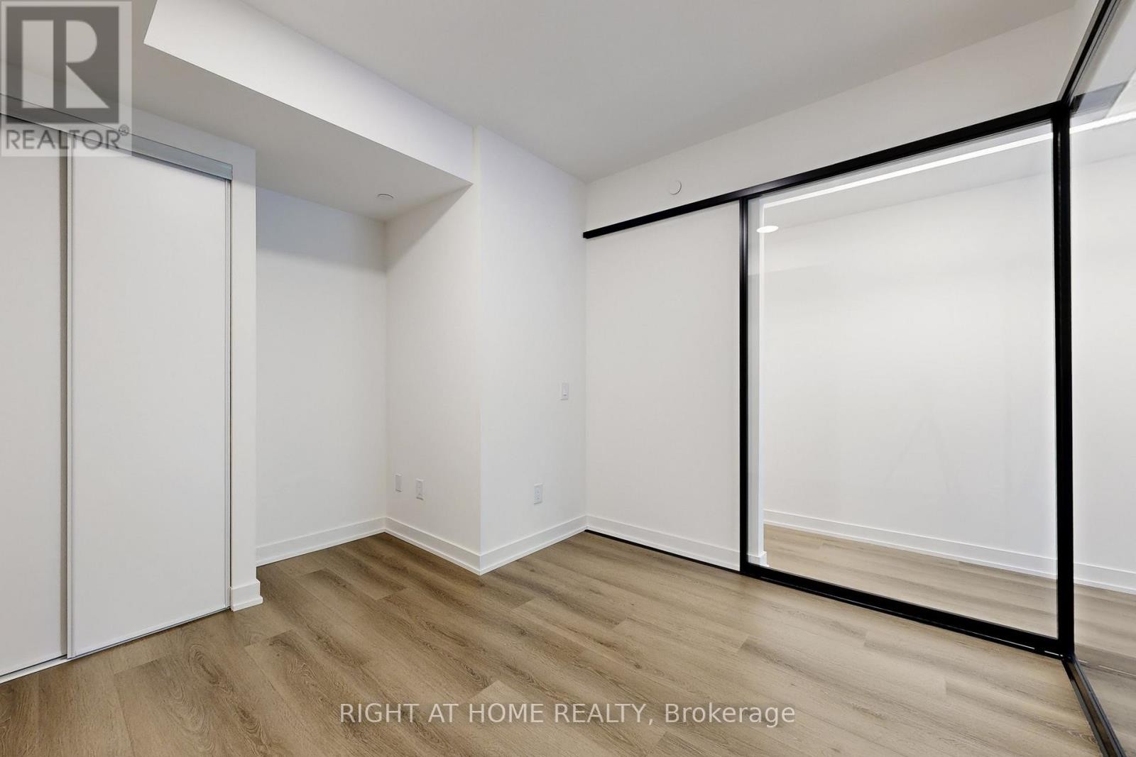












311 - 5 LAKEVIEW AVENUE

,
Toronto (Trinity-Bellwoods),




Ontario
M6J0H3

