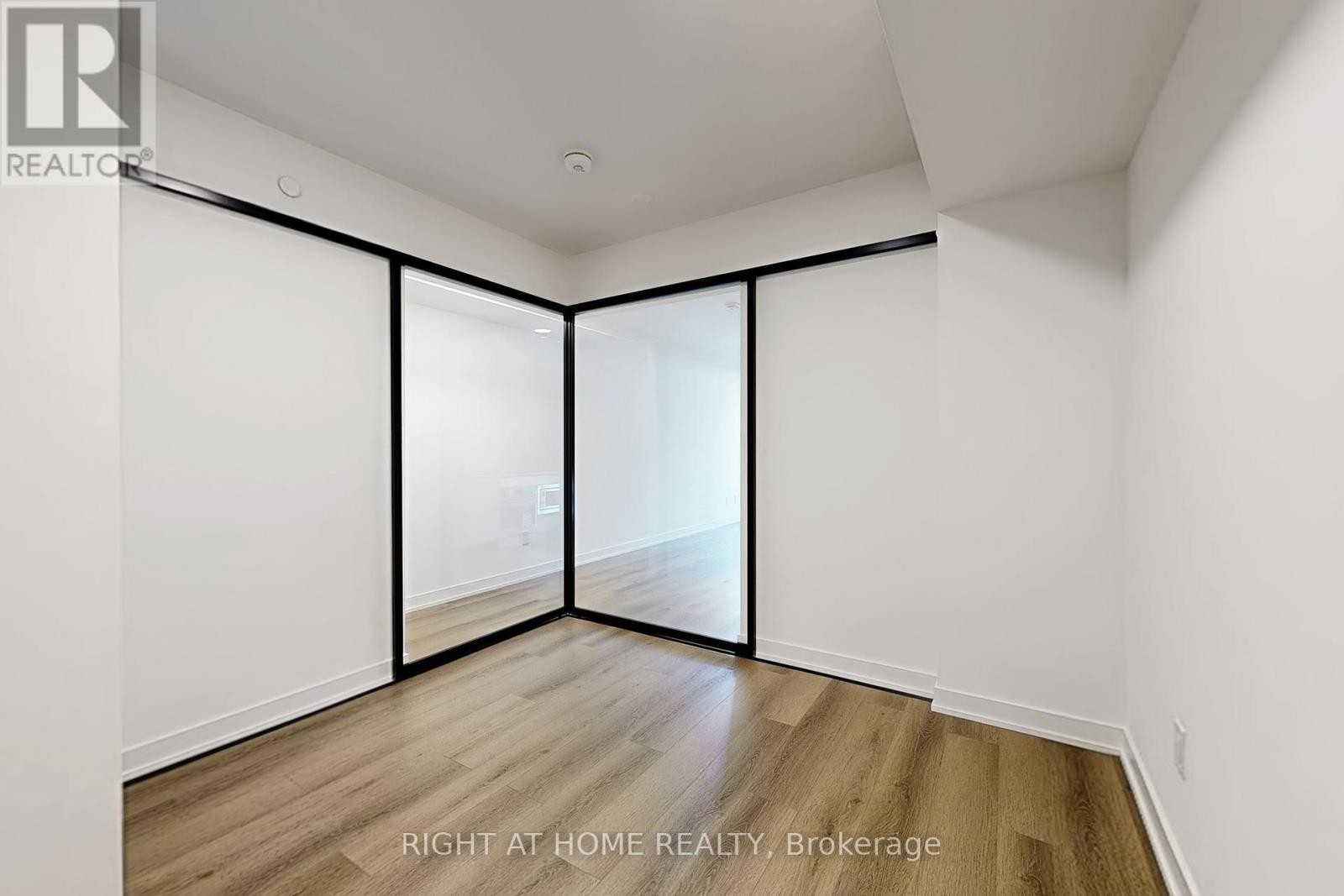 












311 - 5 LAKEVIEW AVENUE

,
Toronto (Trinity-Bellwoods),




Ontario
M6J0H3

