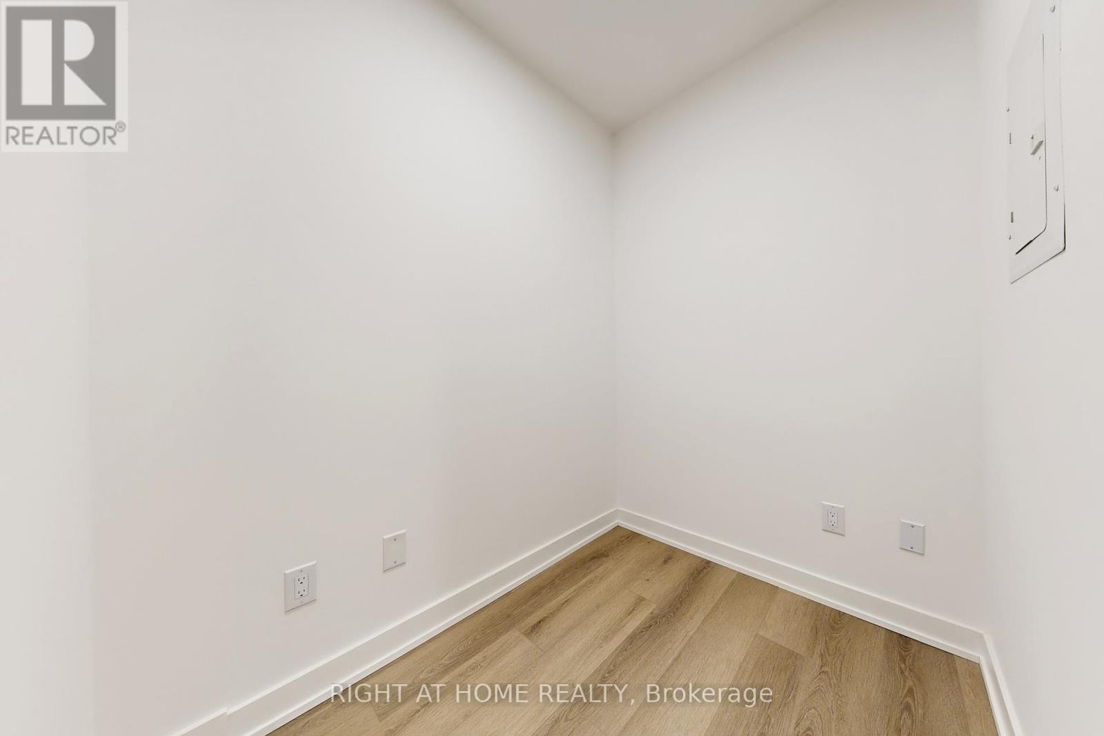 












311 - 5 LAKEVIEW AVENUE

,
Toronto (Trinity-Bellwoods),




Ontario
M6J0H3

