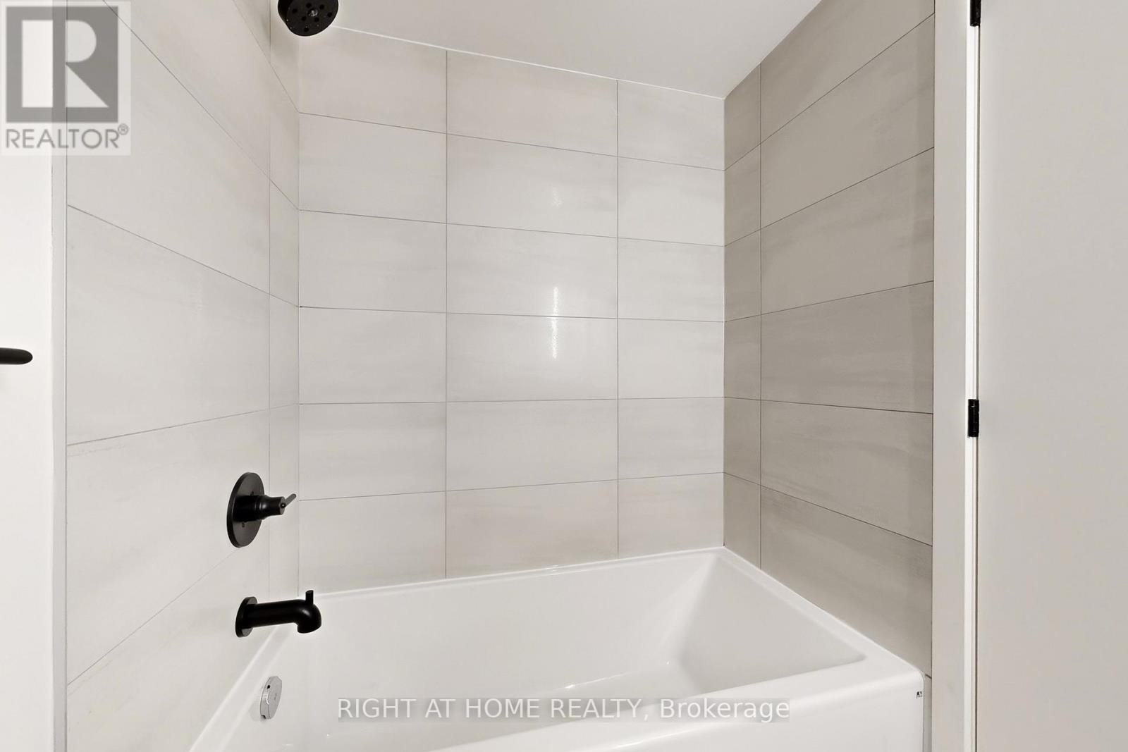












311 - 5 LAKEVIEW AVENUE

,
Toronto (Trinity-Bellwoods),




Ontario
M6J0H3

