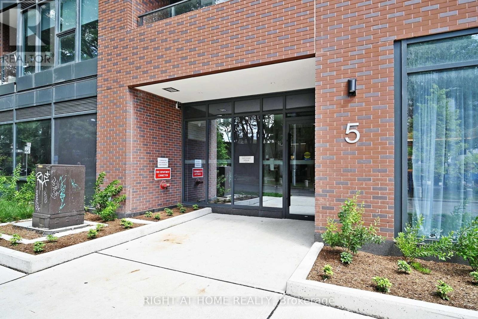 












311 - 5 LAKEVIEW AVENUE

,
Toronto (Trinity-Bellwoods),




Ontario
M6J0H3

