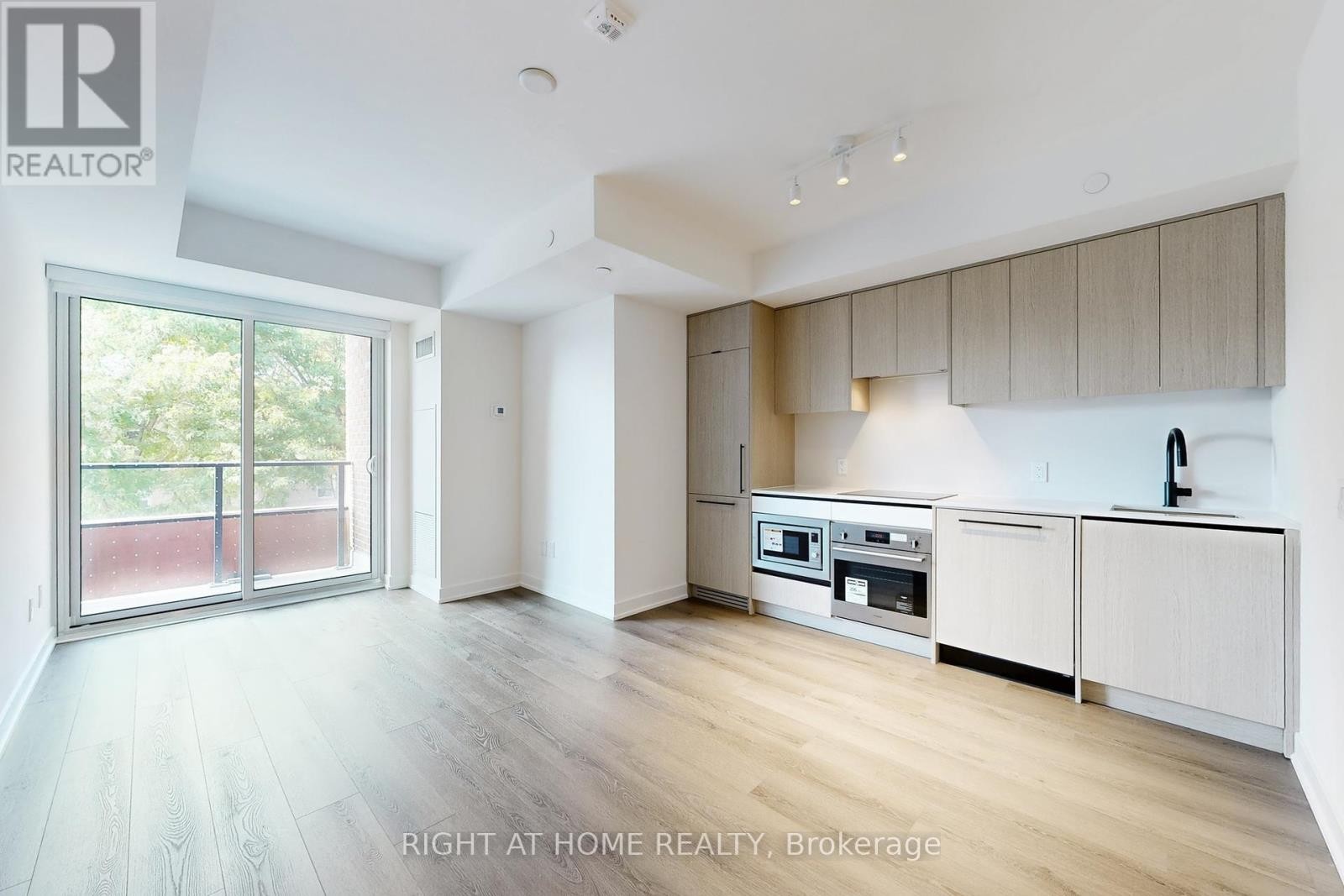 












311 - 5 LAKEVIEW AVENUE

,
Toronto (Trinity-Bellwoods),




Ontario
M6J0H3

