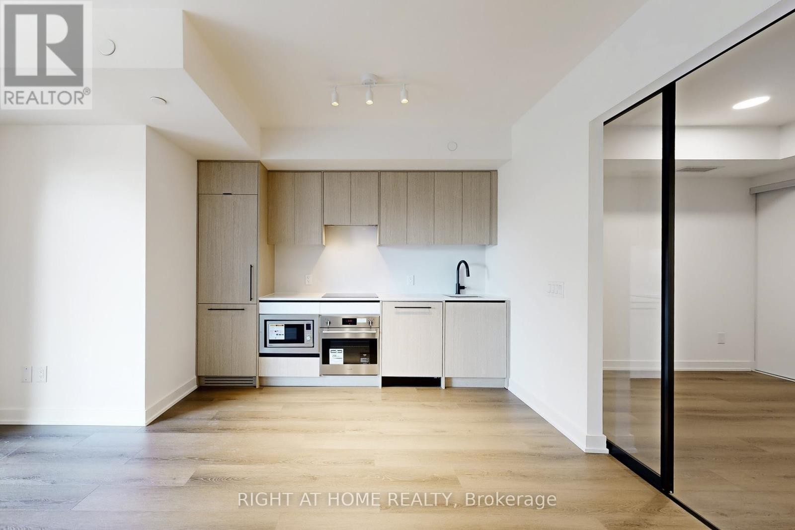












311 - 5 LAKEVIEW AVENUE

,
Toronto (Trinity-Bellwoods),




Ontario
M6J0H3

