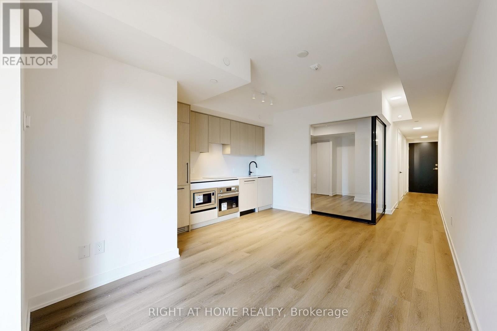 












311 - 5 LAKEVIEW AVENUE

,
Toronto (Trinity-Bellwoods),




Ontario
M6J0H3

