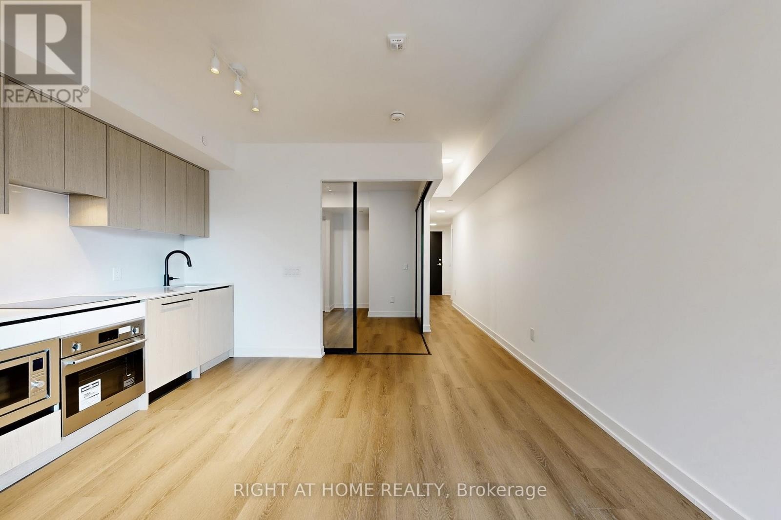 












311 - 5 LAKEVIEW AVENUE

,
Toronto (Trinity-Bellwoods),




Ontario
M6J0H3

