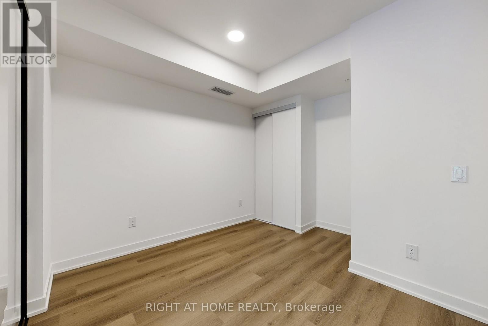 












311 - 5 LAKEVIEW AVENUE

,
Toronto (Trinity-Bellwoods),




Ontario
M6J0H3

