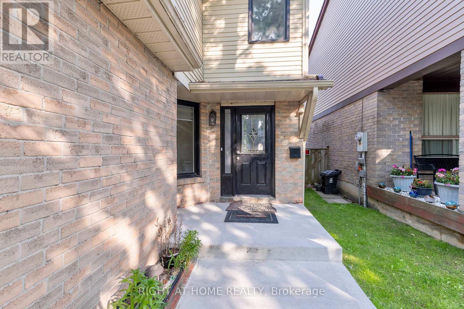 












7 - 113 ALFORD CRESCENT

,
Toronto (Malvern),




Ontario
M1B4G3


